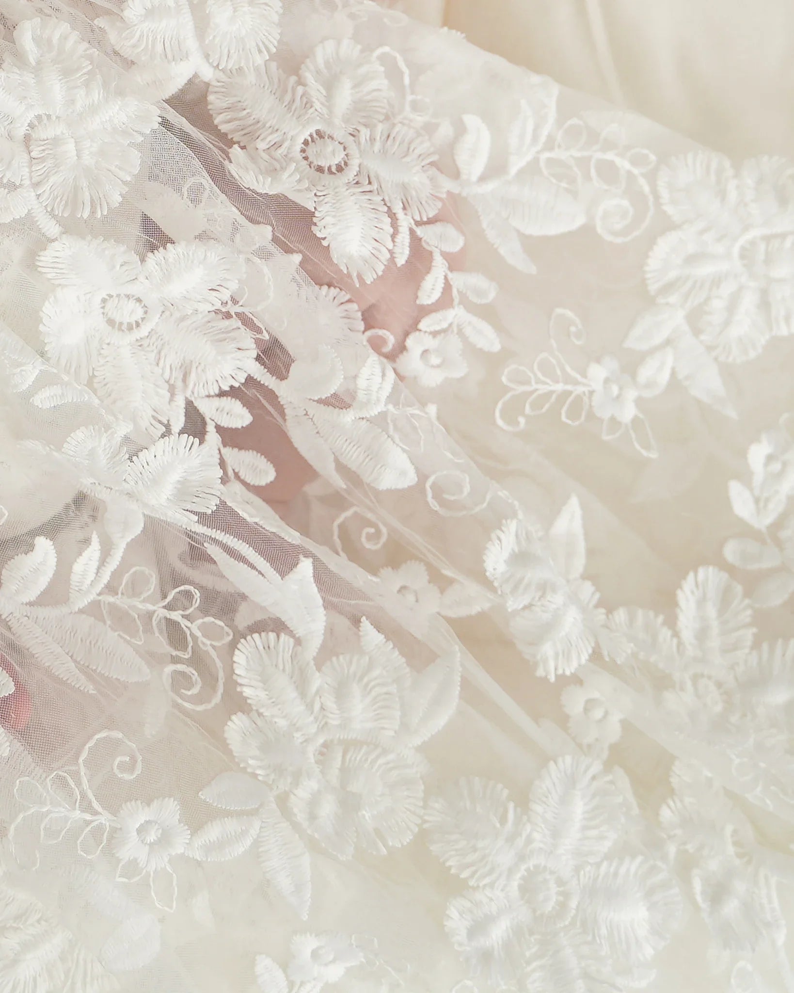 Nahaufnahme der 3D-Stickerei für ein Baby-Taufkleid.