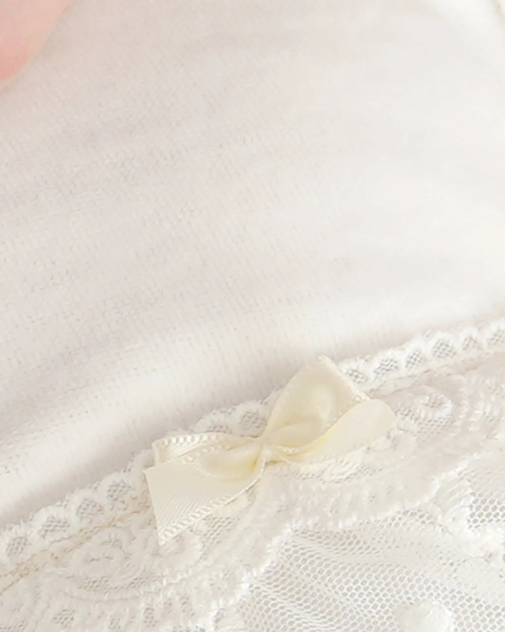 Nickisamt und Spitze, Nahaufnahme für festliche Babykleidung
