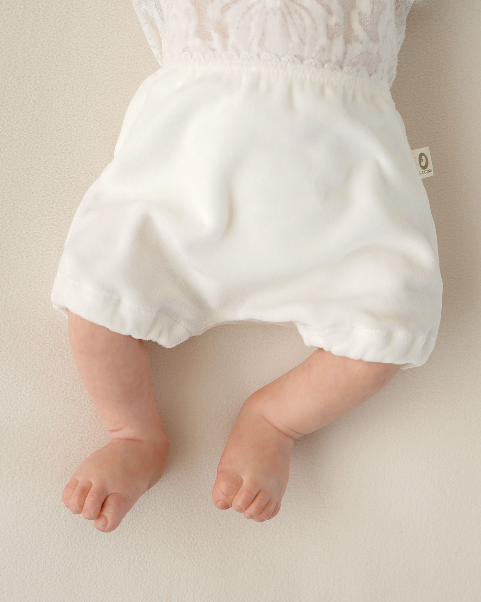 Babyhöschen aus Nickisamt in Farbe Offwhite