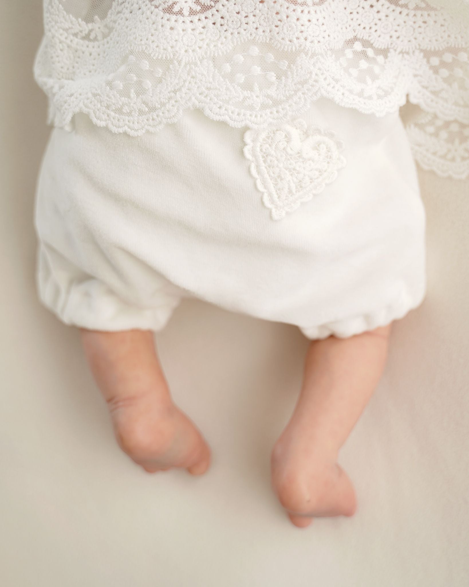 Babyhöschen aus Samt mit Herzapplikation in Farbe Offwhite