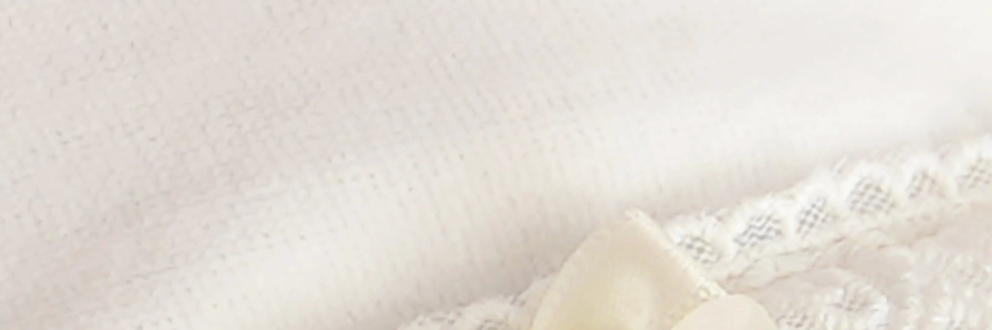 Weicher Nickisamt mit Spitzenakzent, Detailaufnahme für festliche Babykleidung.
