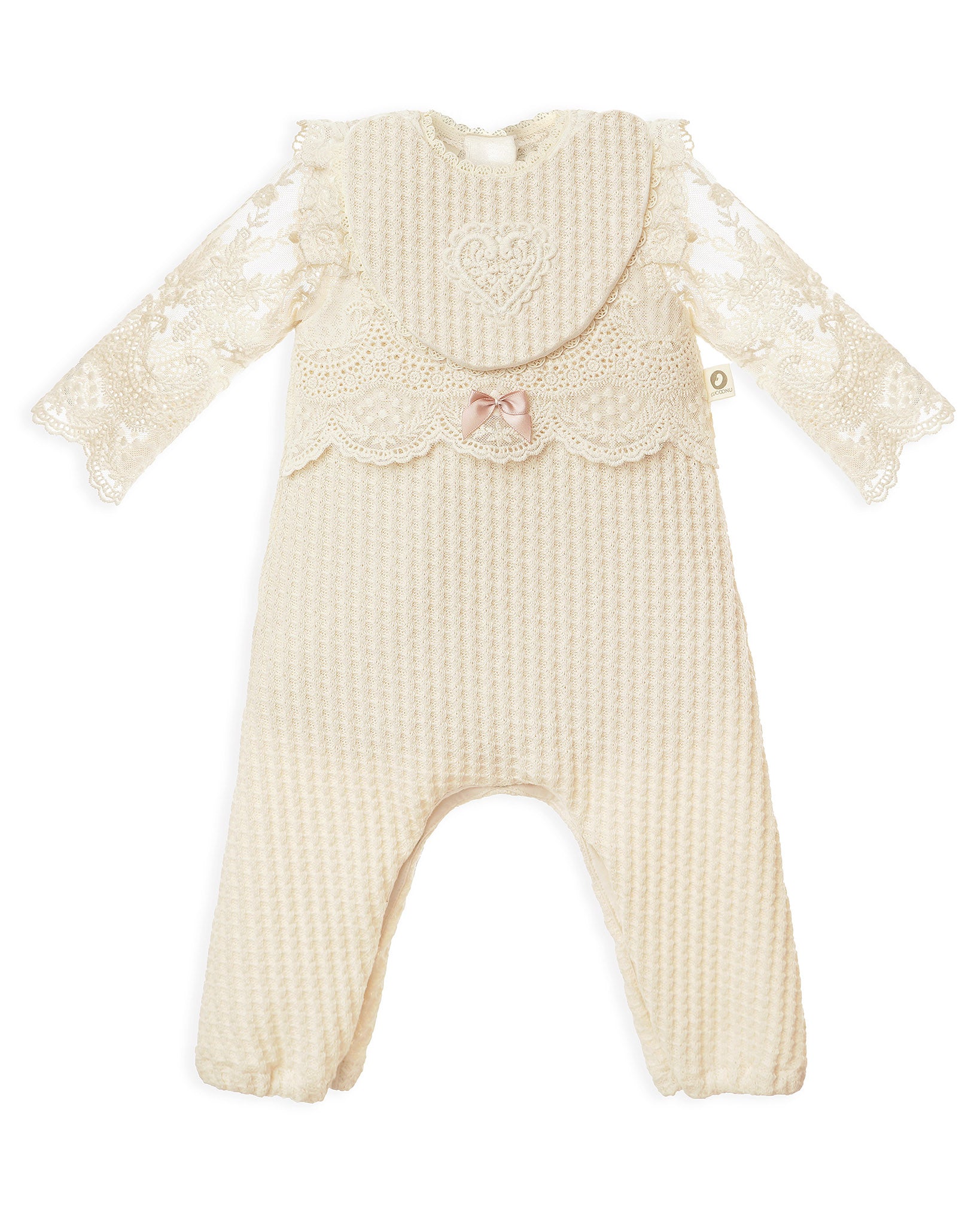 Festlicher CUCOONU Strampler mit Spitze und passendem Lätzchen in Creme