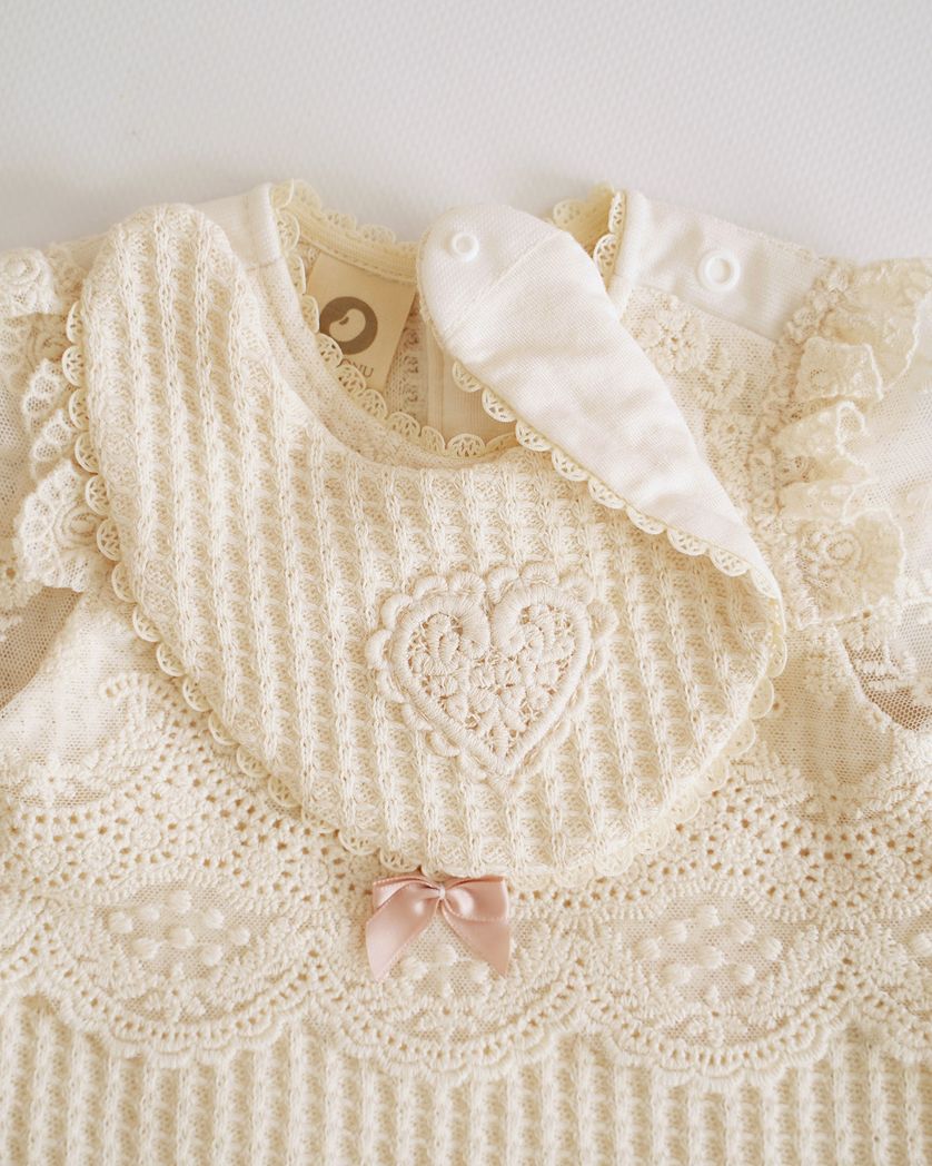 Festliches Lätzchen mit Herzapplikation, per Druckknöpfen am CUCOONU Body befestigt