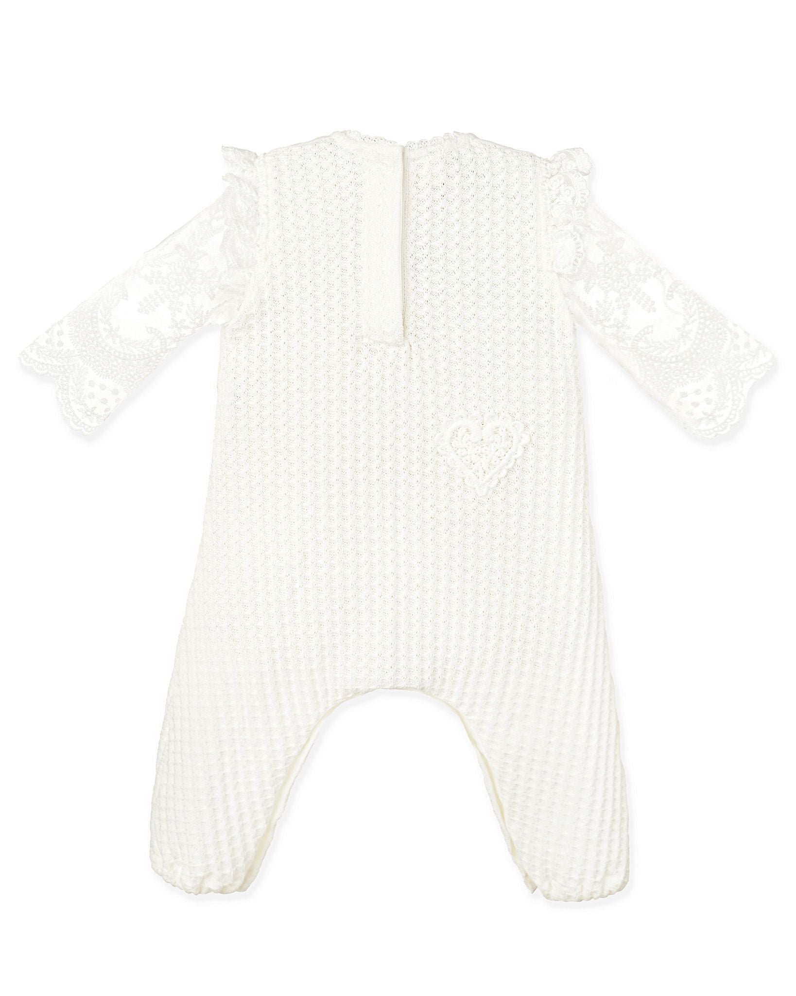 Rückenansicht eines festlichen CUCOONU Stramplers in Offwhite mit Herzapplikation am Po