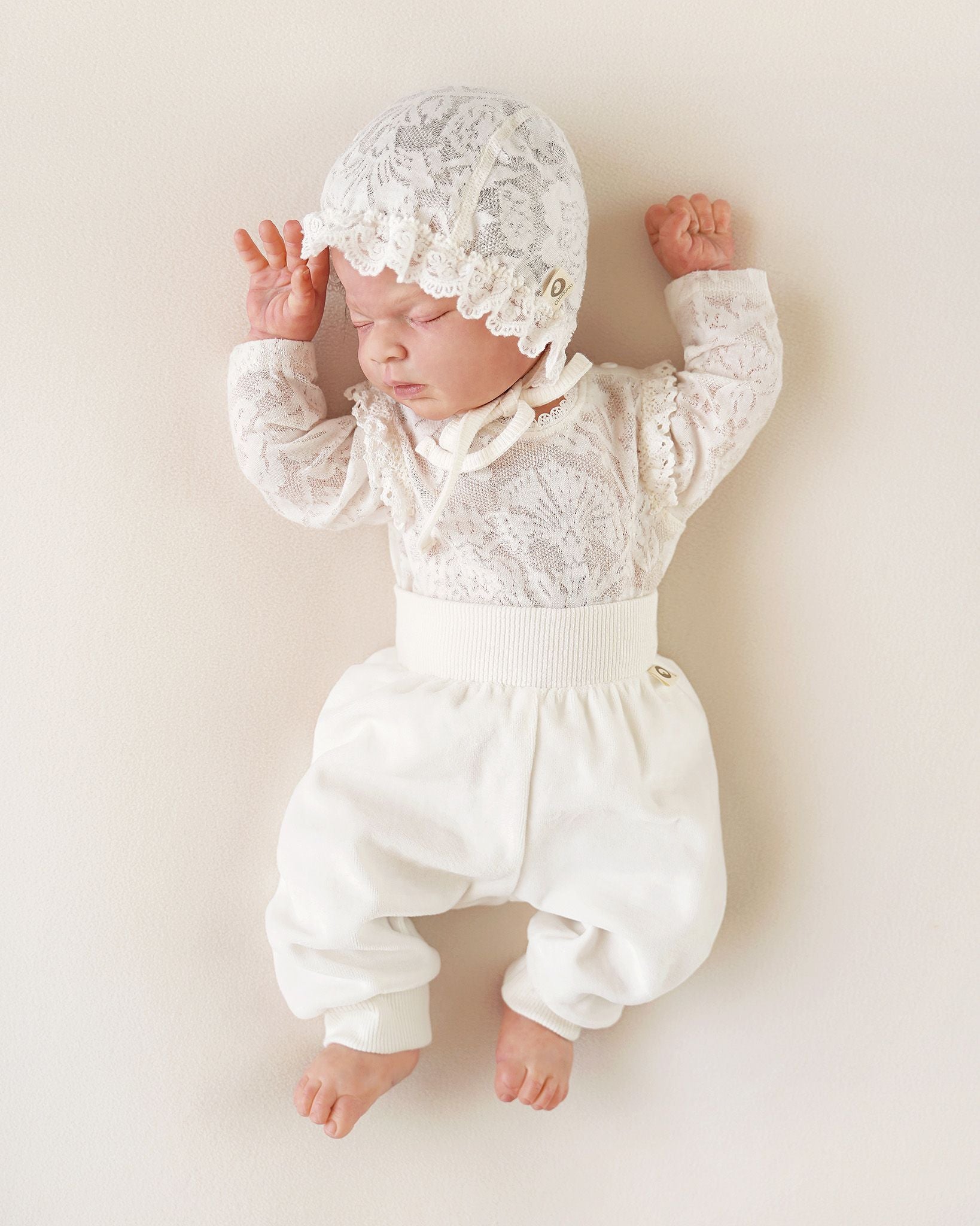 Baby trägt eine Cucoonu Babyhose aus Samt, Vorderansicht