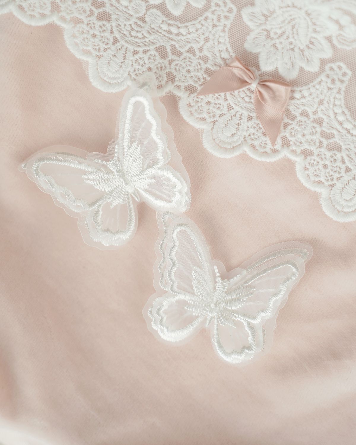 Schulterschmuck mit feinem Chiffonschmetterling in Offwhite für festliche CUCOONU Bodys.