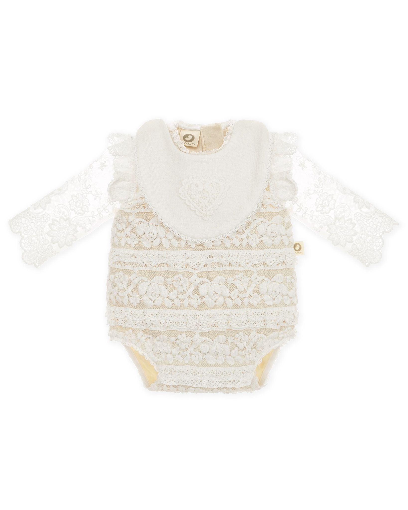 Festlicher CUCOONU Babybody aus Spitze und kleinen Rüschen in Offwhite, hinterlegt mit beigefarbenem Jersey, mit Lätzchen mit Herzapplikation, Vorderansicht