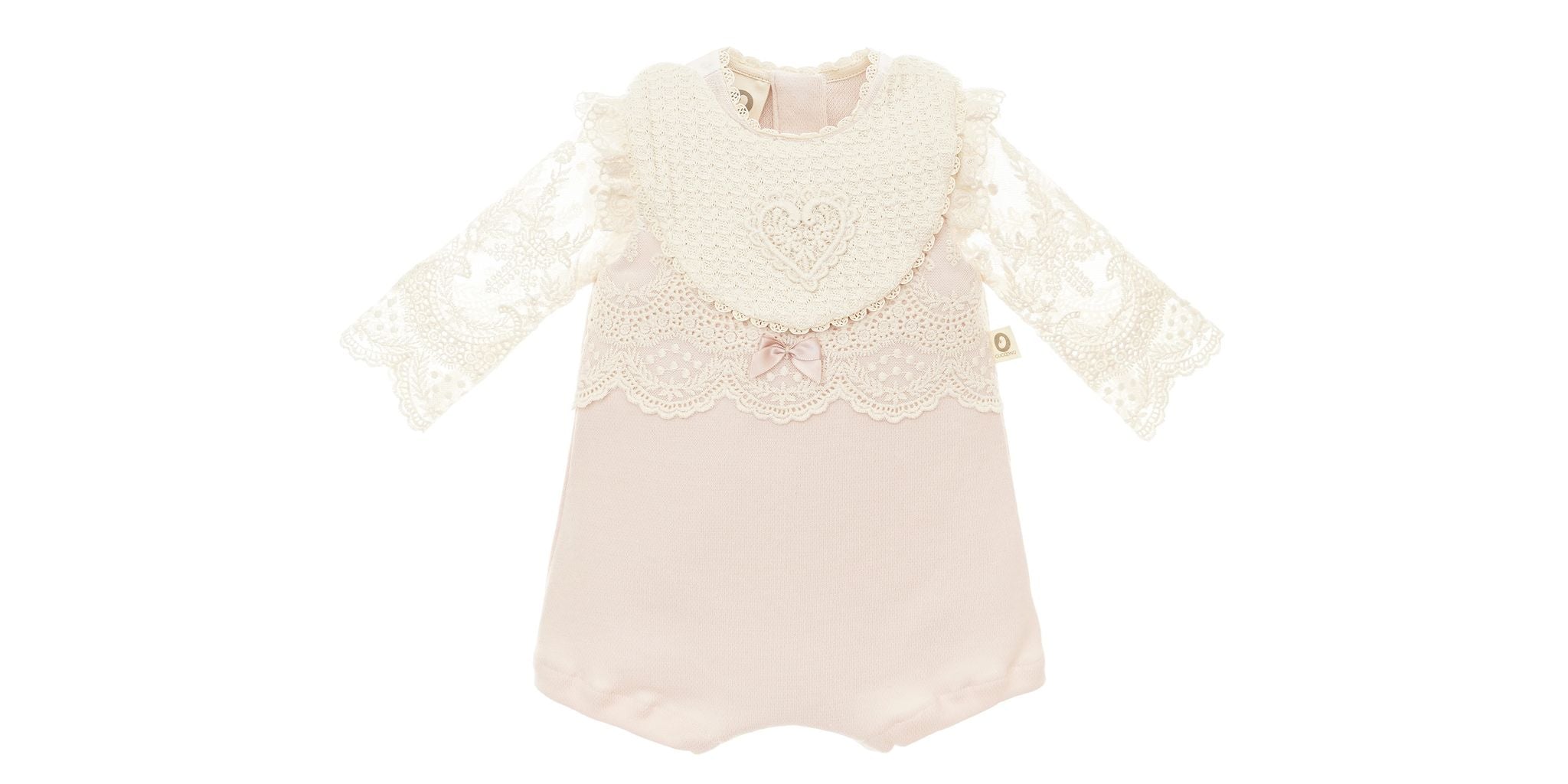 Festlicher CUCOONU Babybody in Rosa aus Pima-Baumwolle mit cremefarbener Spitze und Lätzchen mit Herzapplikation, Vorderansicht