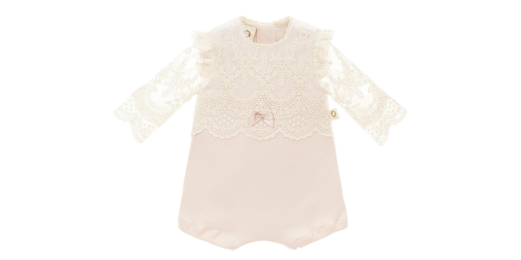 Festlicher CUCOONU Babybody in Rosa aus Pima-Baumwolle mit cremefarbener Spitze, Vorderansicht