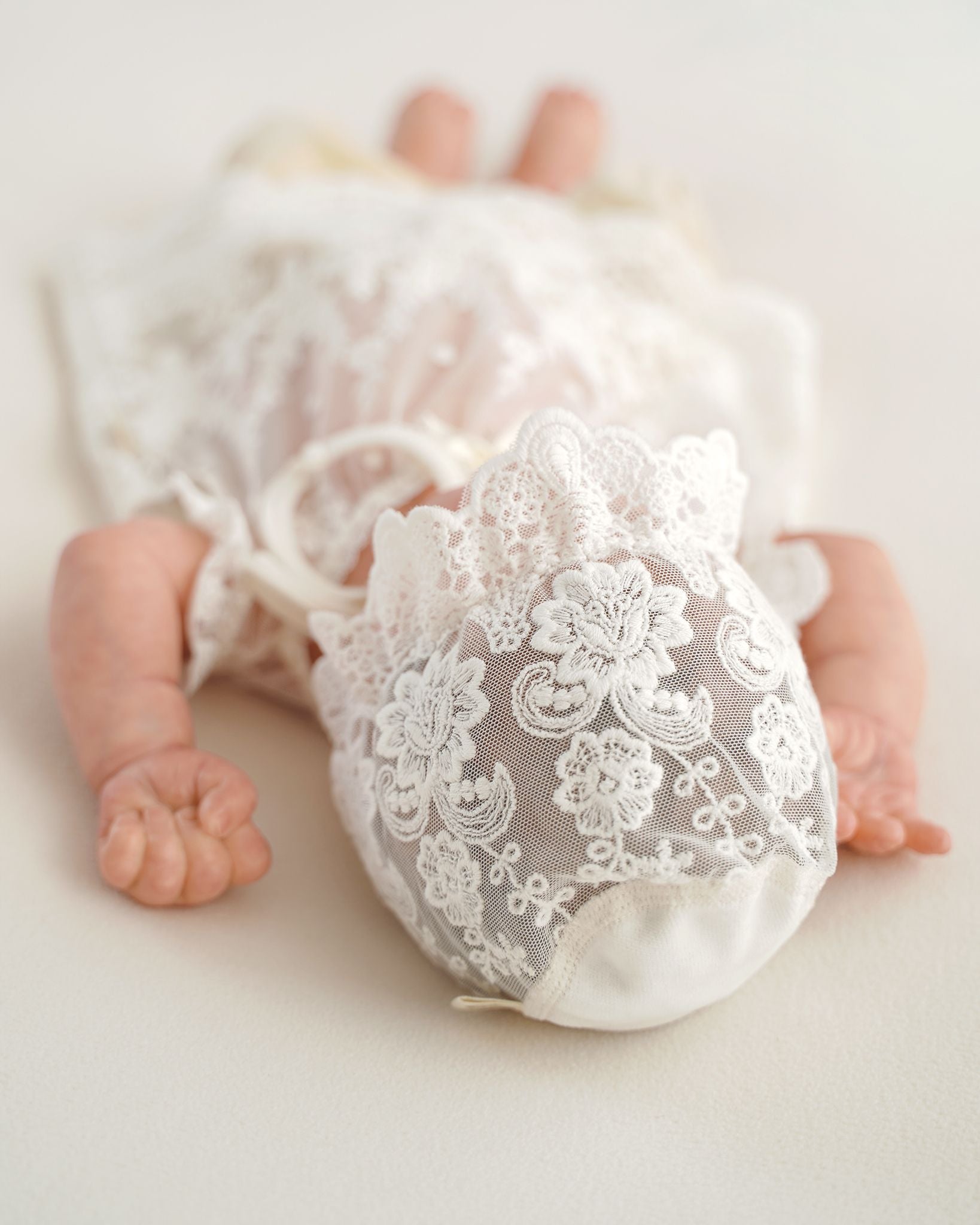CUCOONU Babymütze aus Spitze in festlichem Design, Rückenansicht