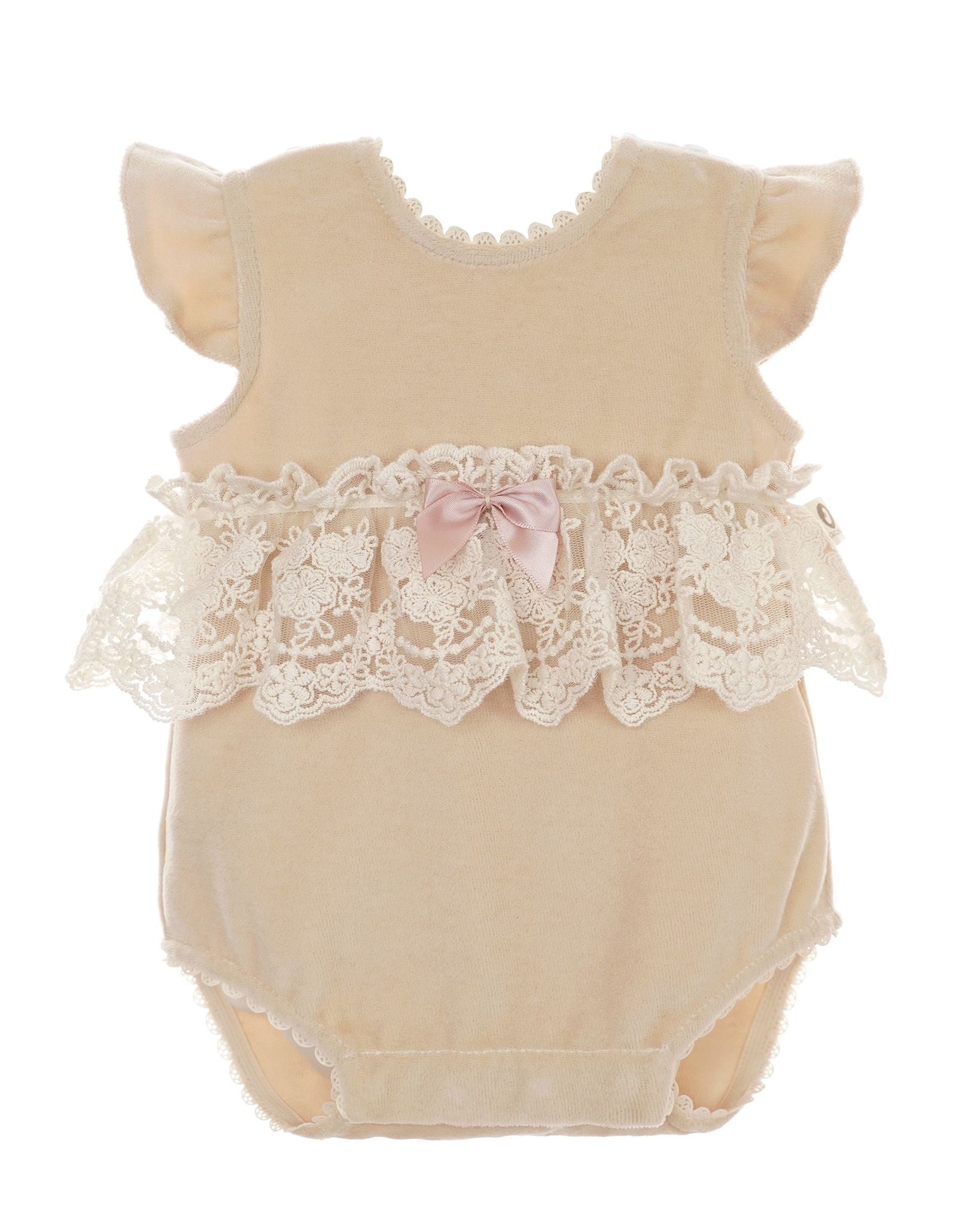 Festlicher CUCOONU Babybody aus Nikisamt in Beige mit kleinen Flügelärmeln, Rüschenborte an der Brust, Vorderansicht