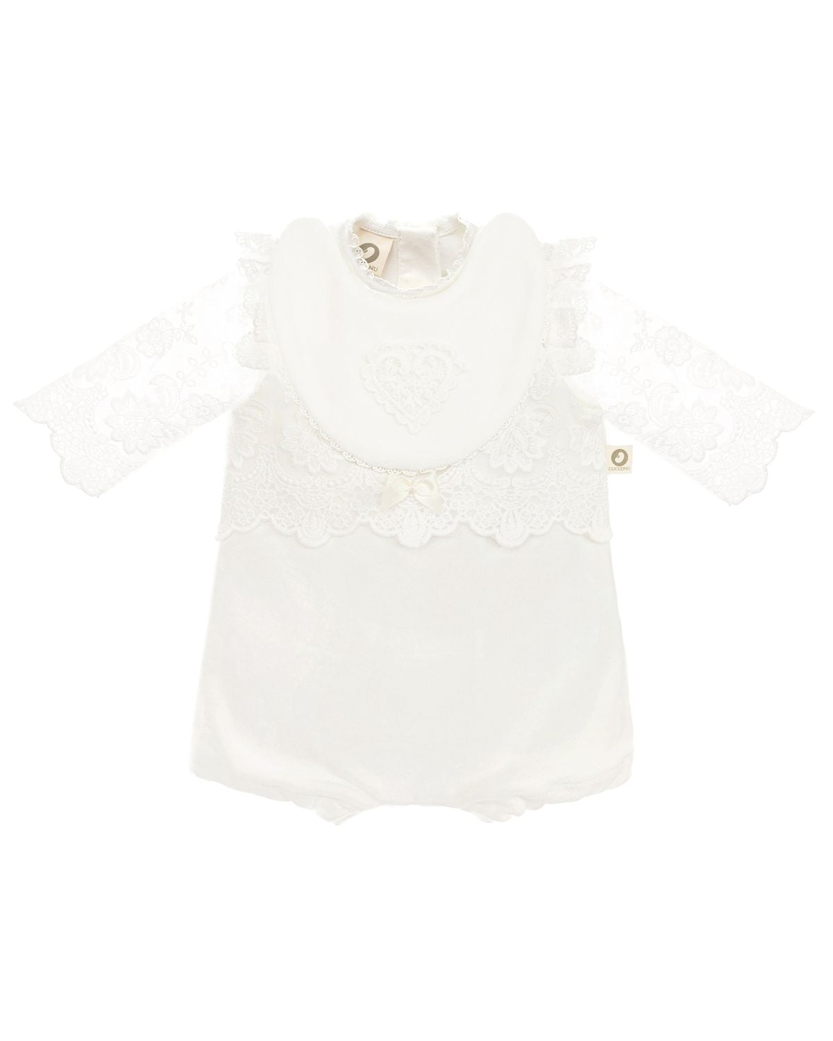 Festlicher CUCOONU Babybody in Offwhite mit zarter Spitze vorne und an den Ärmeln, dazu passendes Lätzchen mit Herzapplikation