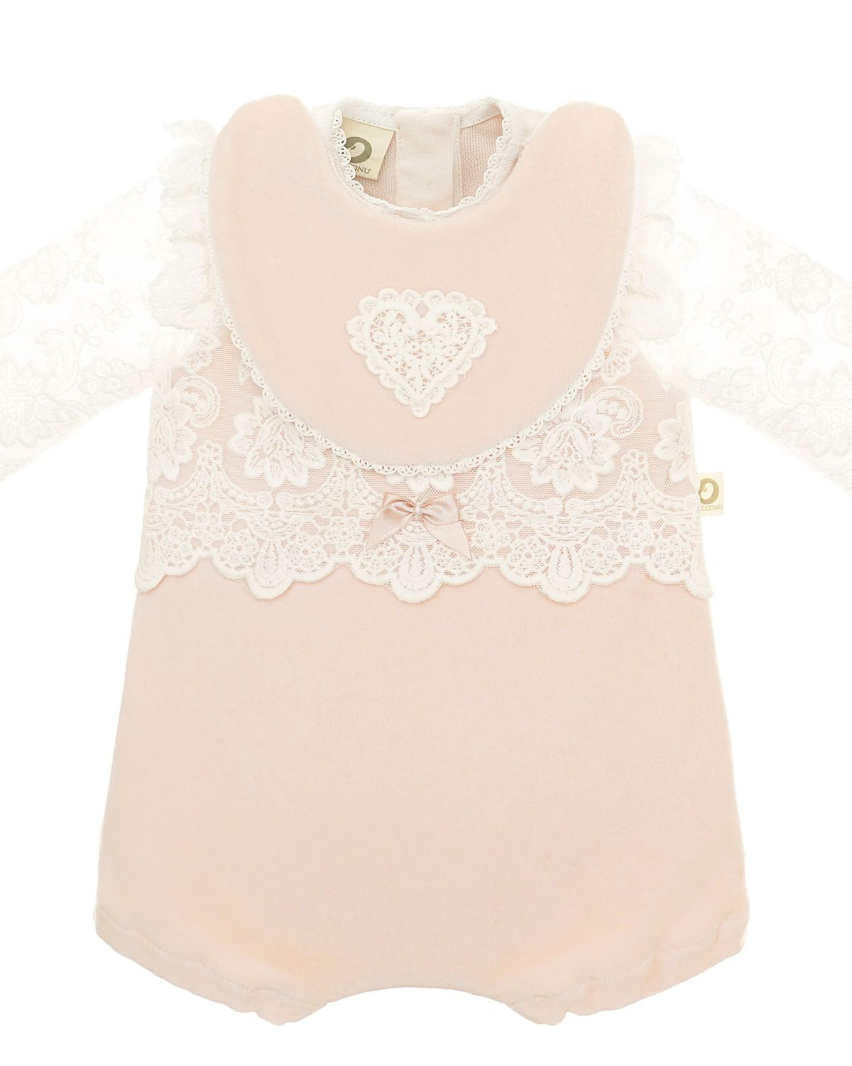 Festlicher CUCOONU Babybody in Rosa aus Samt, mit Spitzenärmeln und passendem Lätzchen mit Herzapplikation, Vorderansicht