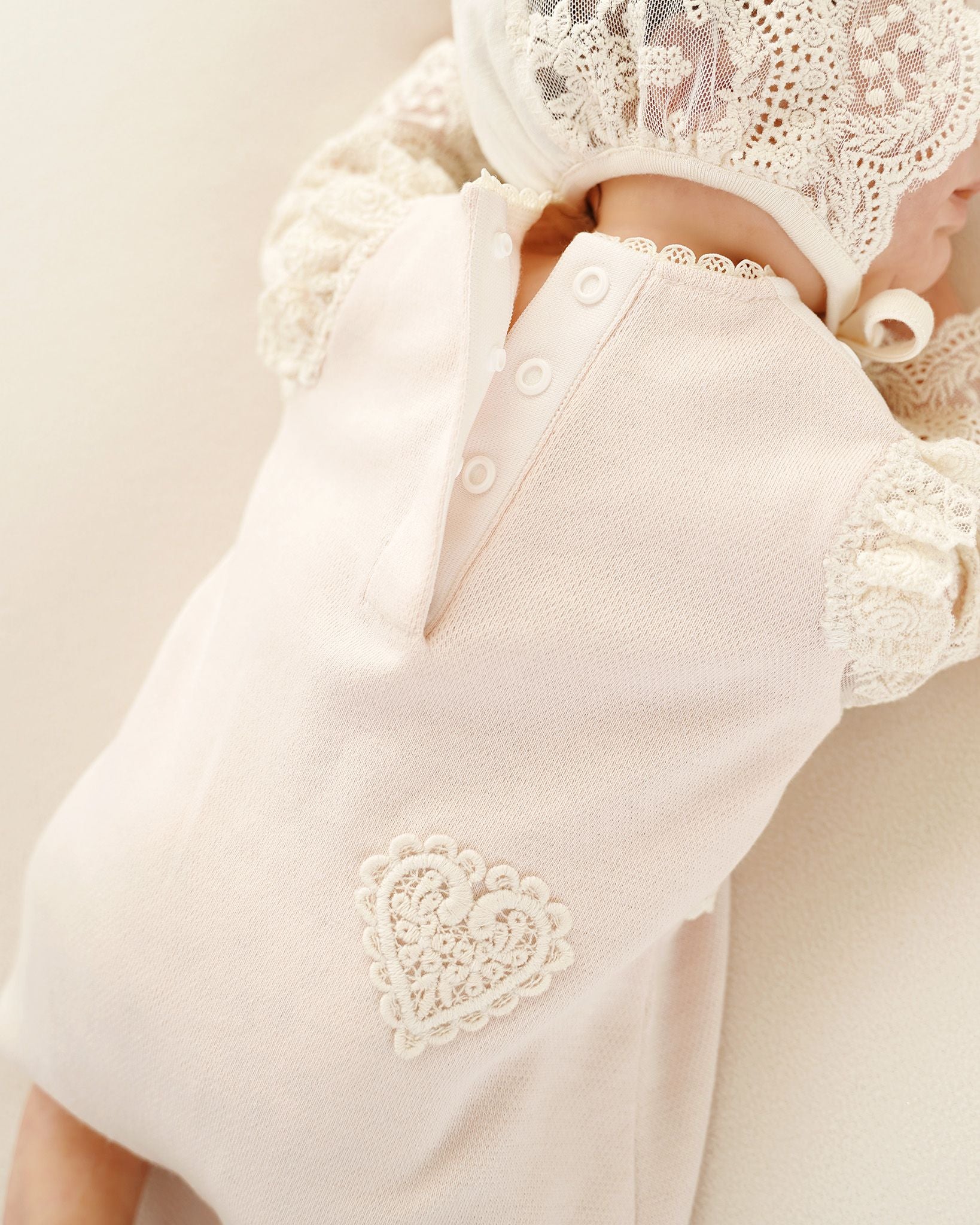 Rückenansicht des festlichen Babybodys in Rosa mit Druckknöpfenverschluss