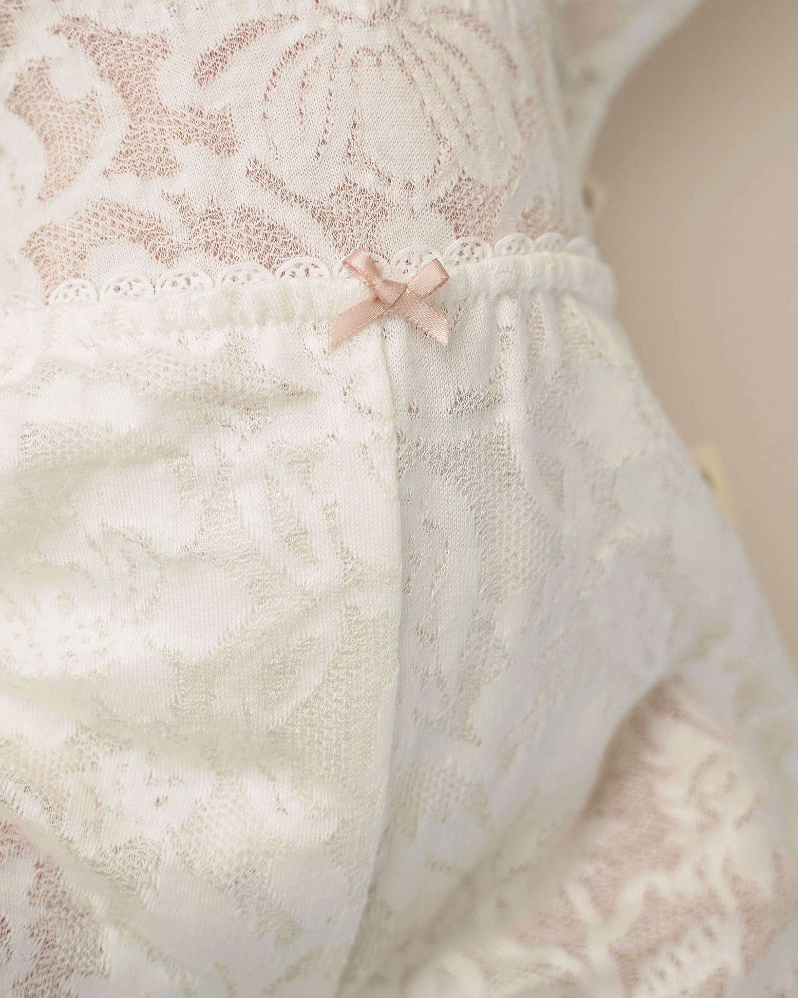 Jacquard Hosenstrampler mit Schleife, Detailaufnahme