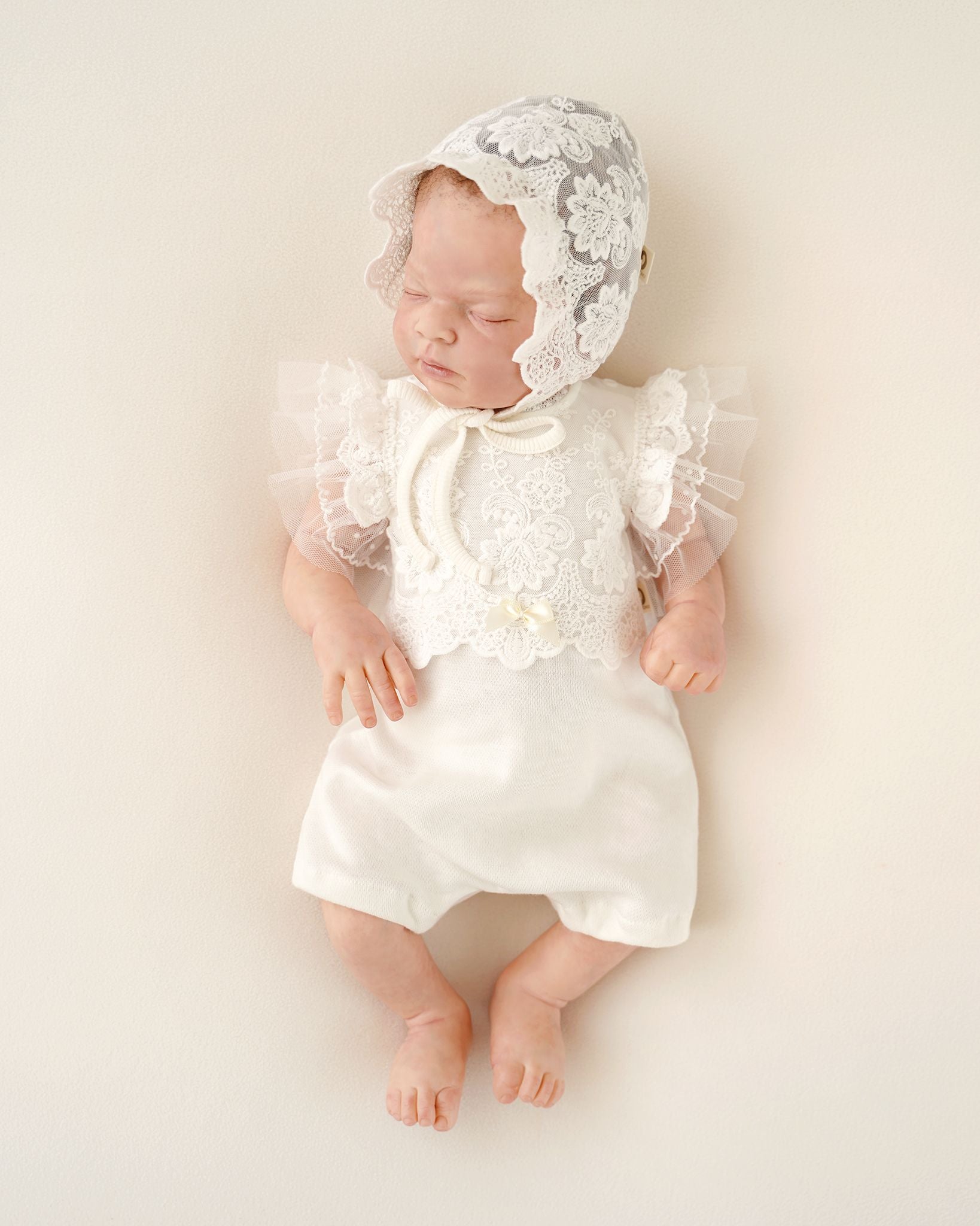 Festlicher CUCOONU Babybody aus Pima-Baumwolle in Offwhite mit Tüllrüschennärmeln, Vorderansicht