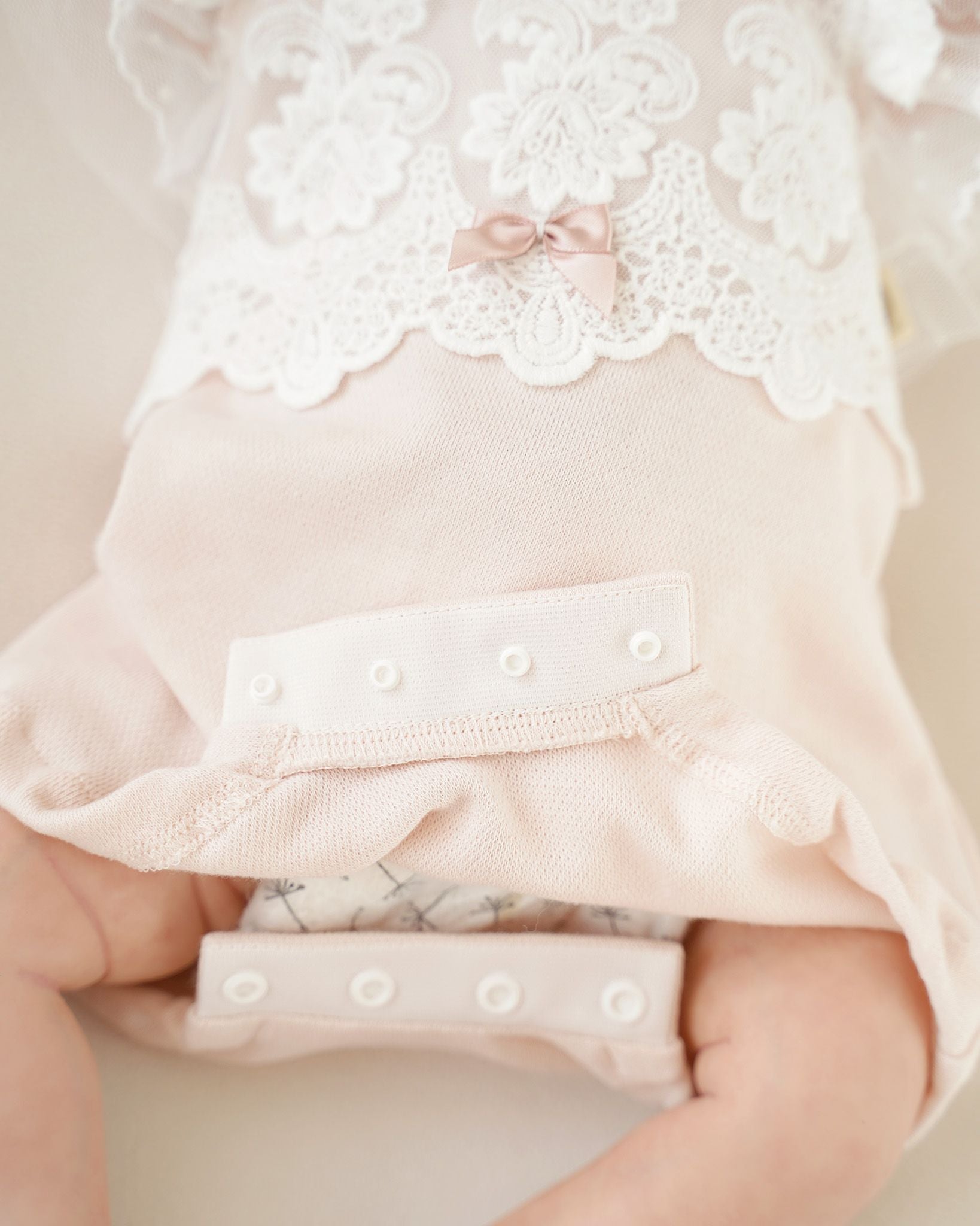 Bodyverschluss im Schritt, Detailaufnahme von festlichem Cucoonu Babybody