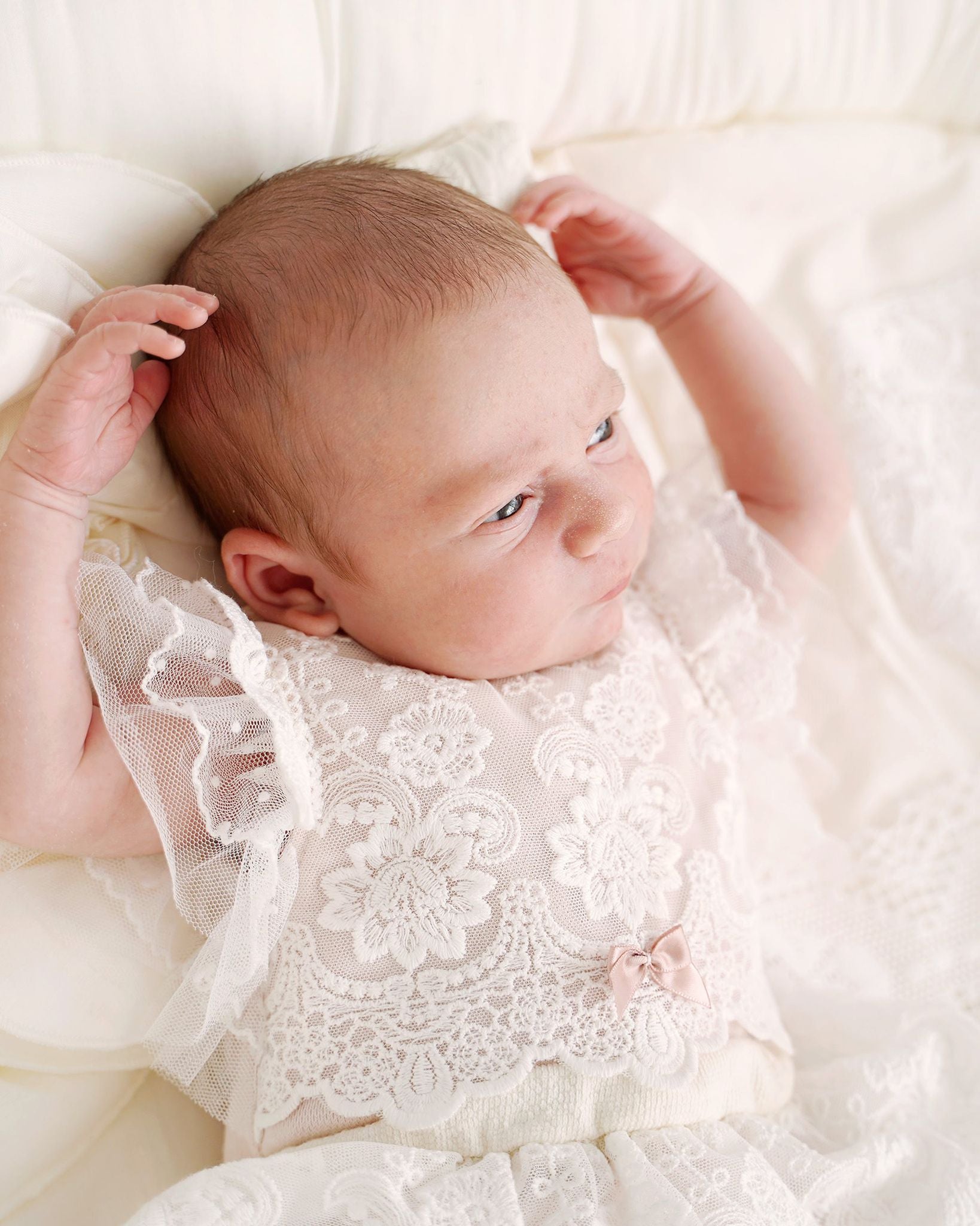 Süßes Baby im festlichen CUCOONU Outfit mit zarter Spitze und Tüllärmeln