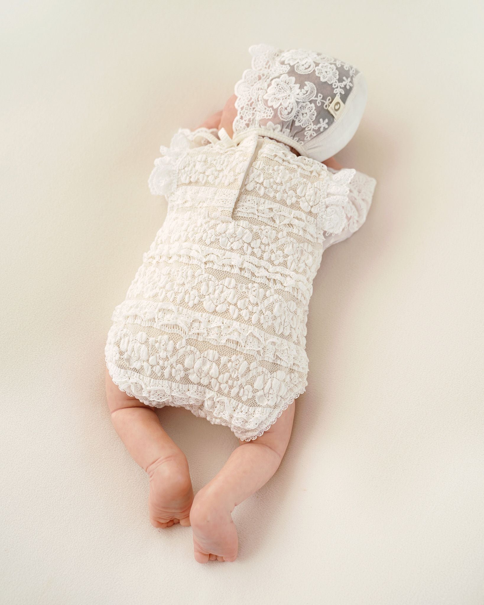 Rückenansicht von festlichem babybody aus Sitze von Cucoonu