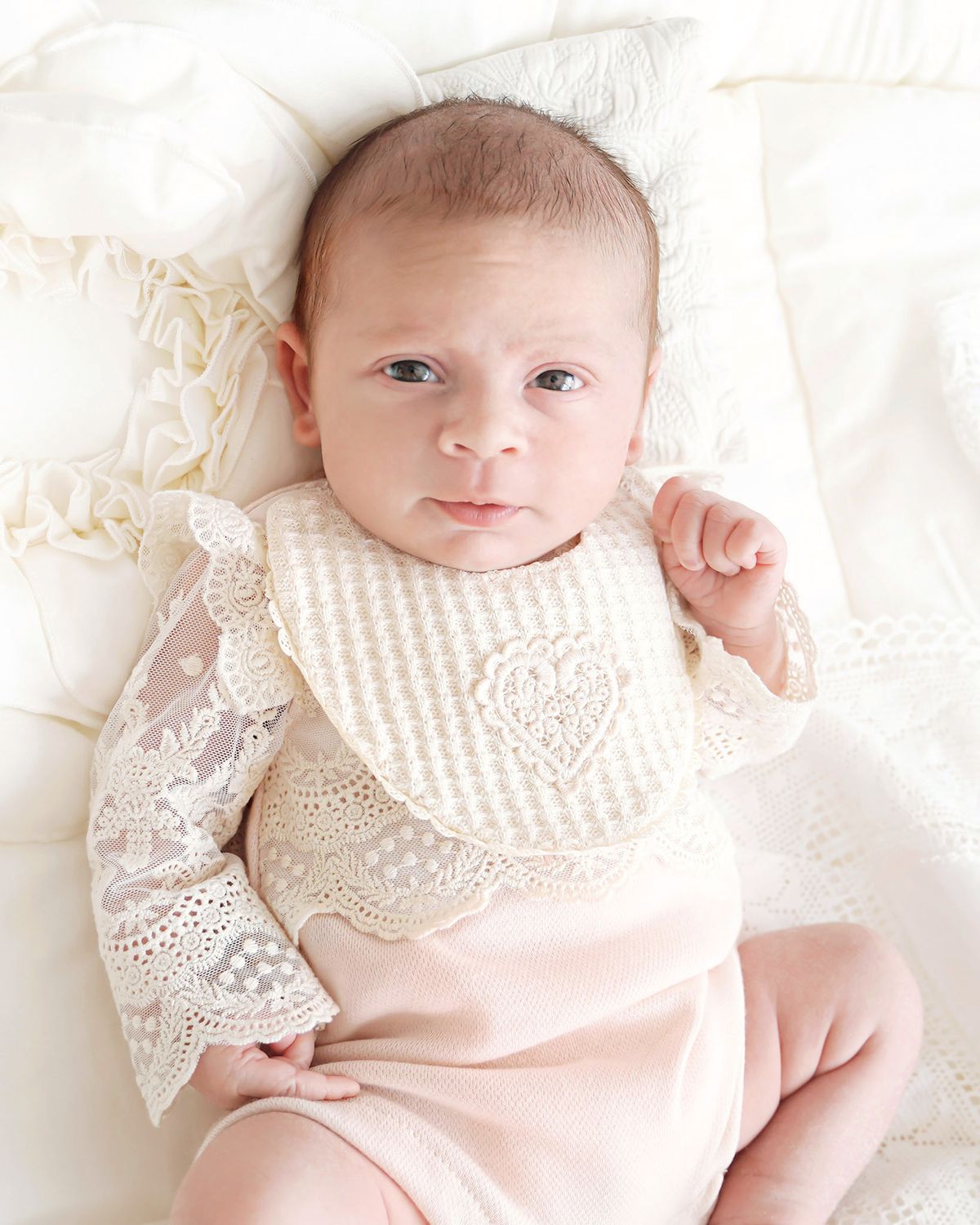 Baby Mädchen in festlichem Babybody von CUCOONU in Rosa mit passendem Lätzchen