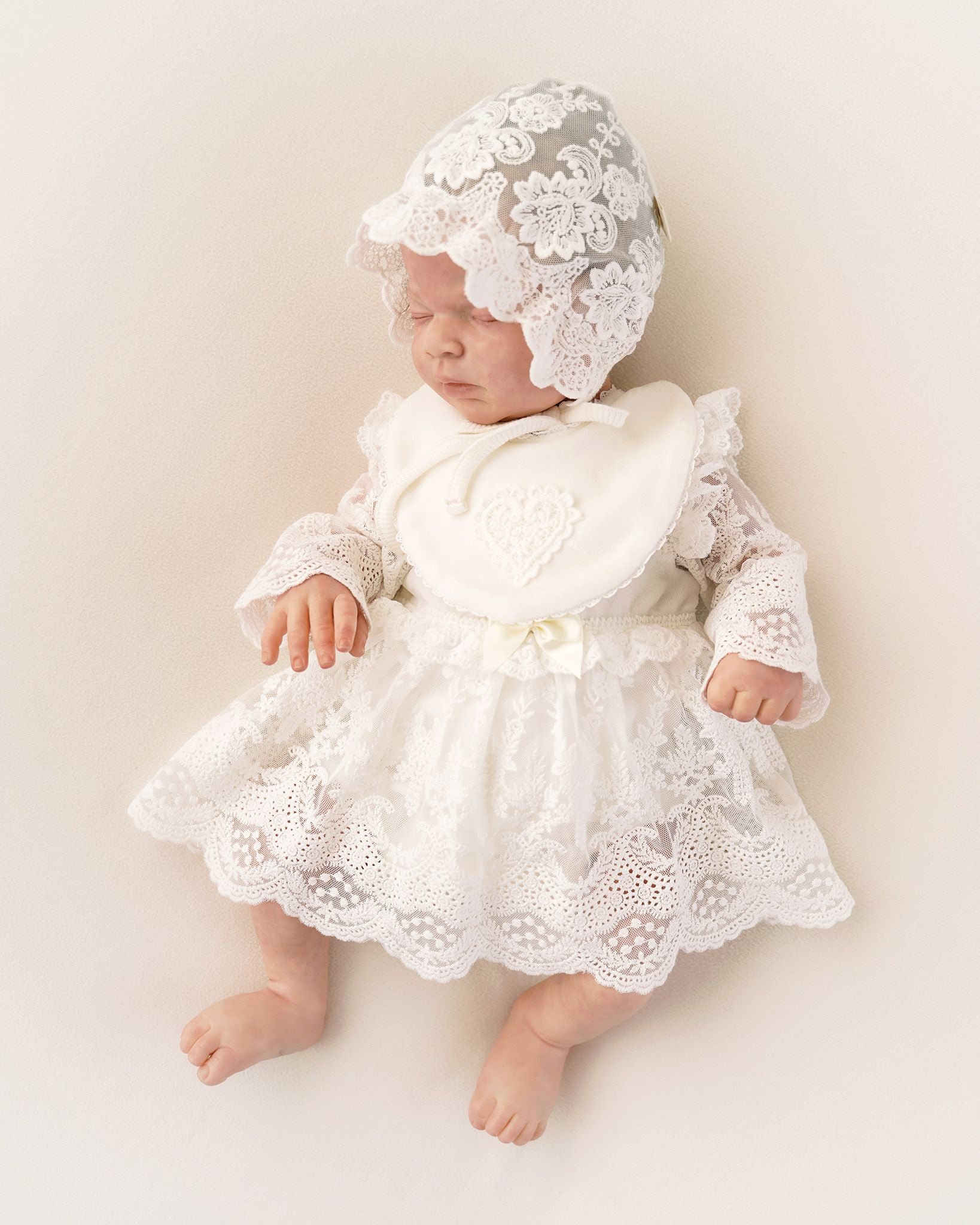 Festliches Baby Taufkleid mit Spitze und passendem Lätzchen mit Herzapplikation
