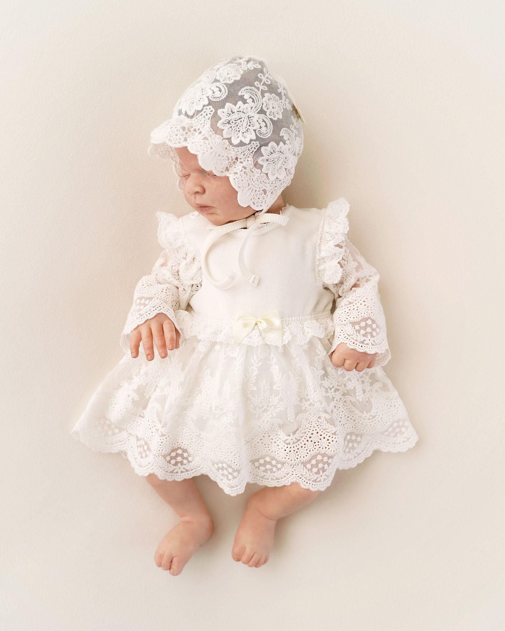 Festliches Taufkleid aus Samt und Spitze von Cucoonu