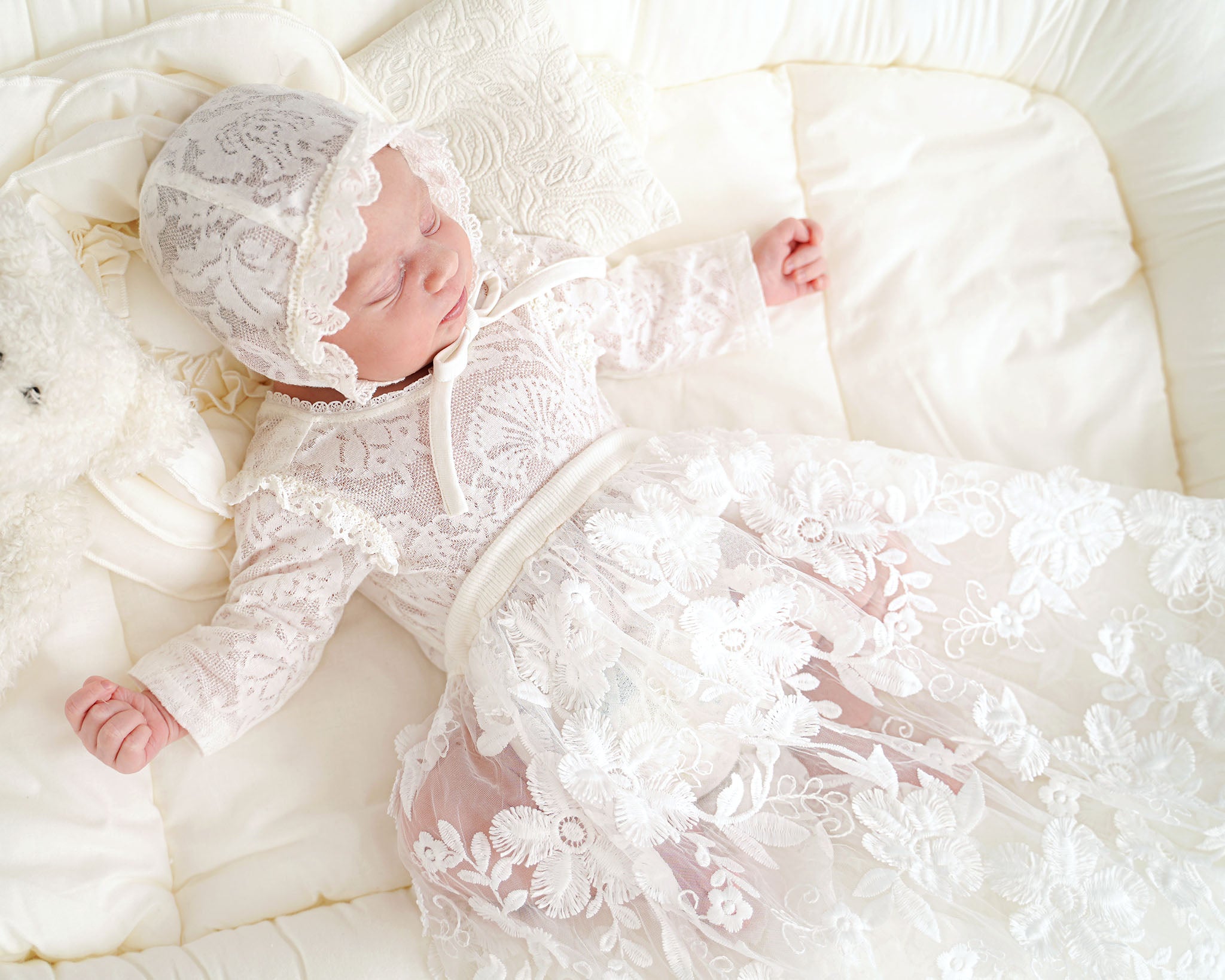 Neugeborenes Baby im festlichen CUCOONU Taufoutfit: Body, langer Rock mit 3D-Stickerei und Mütze aus Seiden-Jersey-Jacquard in Offwhite
