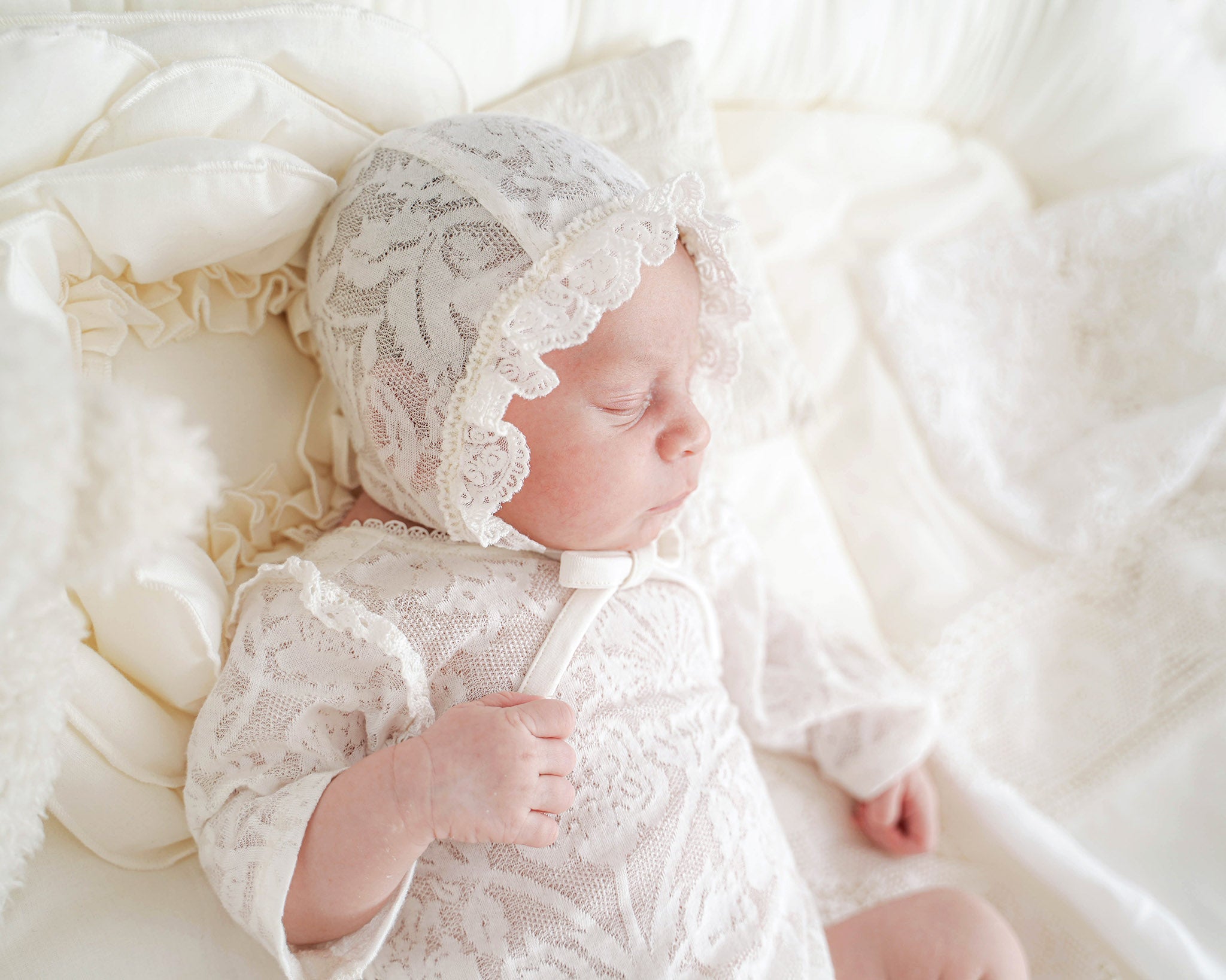 Festlicher CUCOONU Babybody und Mütze aus Jersey Jacquard, schlafendes Baby