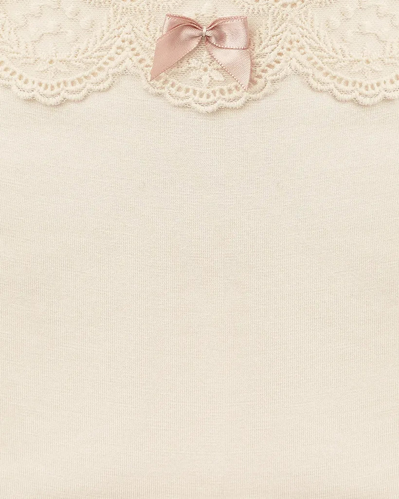 Feinschimmernder Bambusstoff mit Spitze und Schleife für festlichen Babybody.