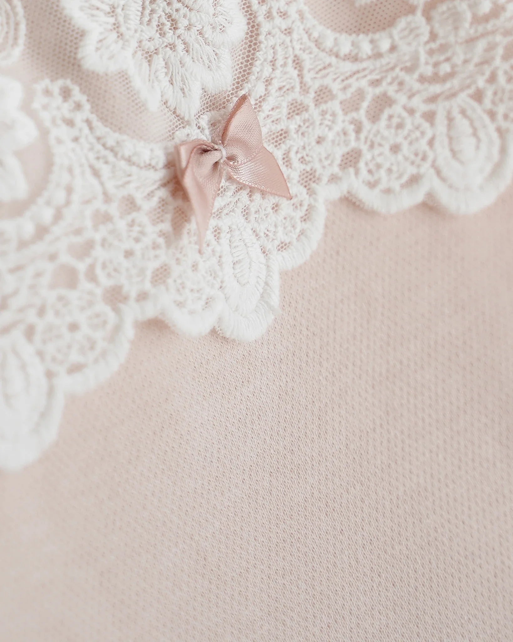 Pima-Baumwoll-Jacquard mit Spitze und Schleife, Nahaufnahme für Taufkleid.