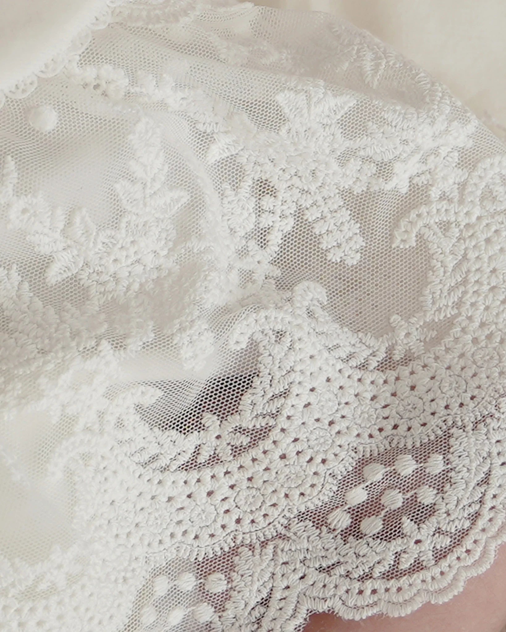 Wunderschöne Offwhite Baumwollstickerei-Spitze, Nahaufnahme für Baby-Taufkleid.