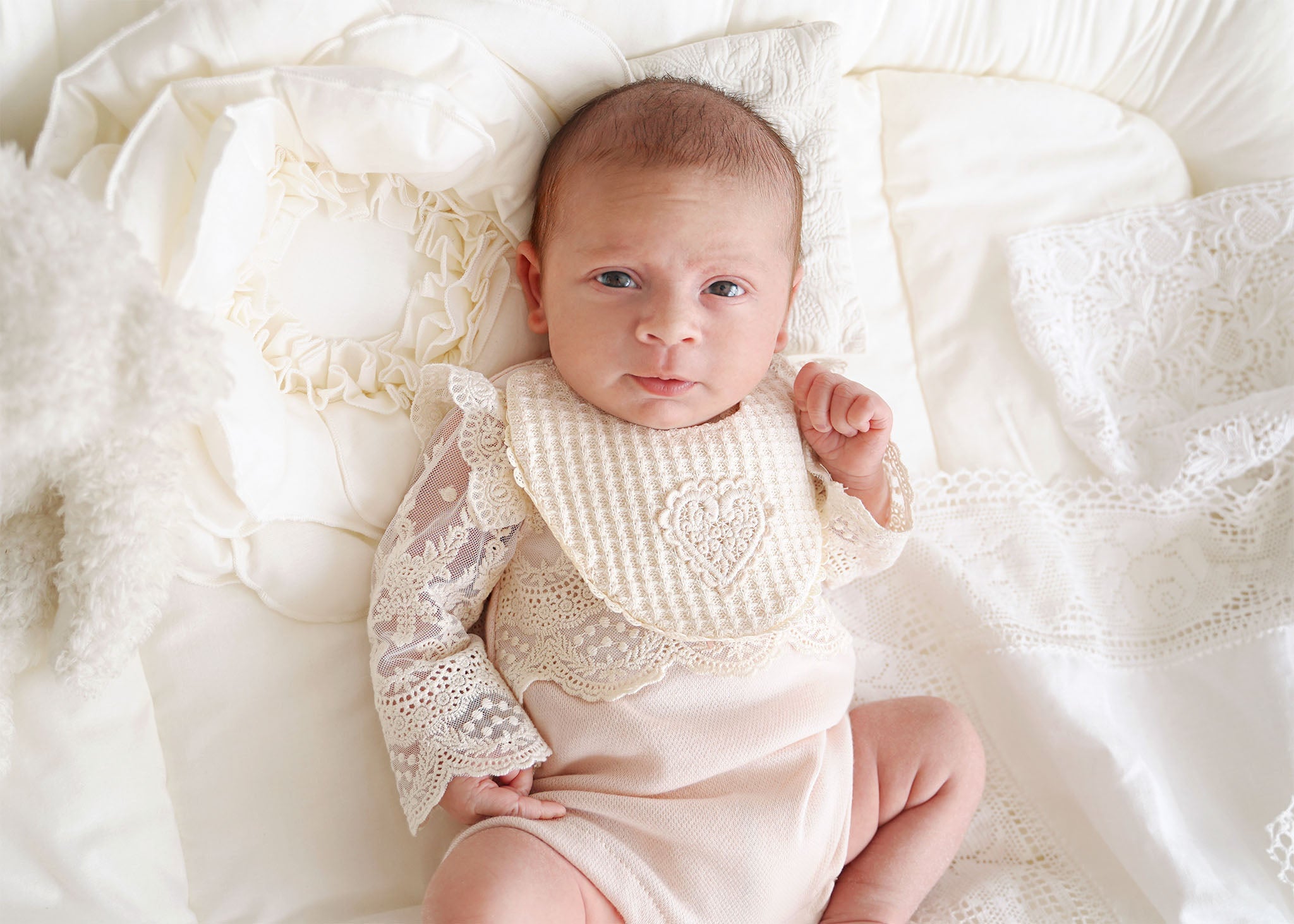 Baby in festlichem CUCOONU Outfit schaut in die Kamera