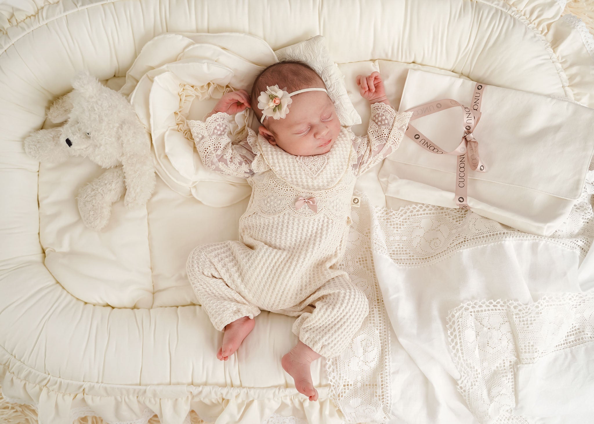 Festlicher Strampler mit Spitze, schlafendes Baby
