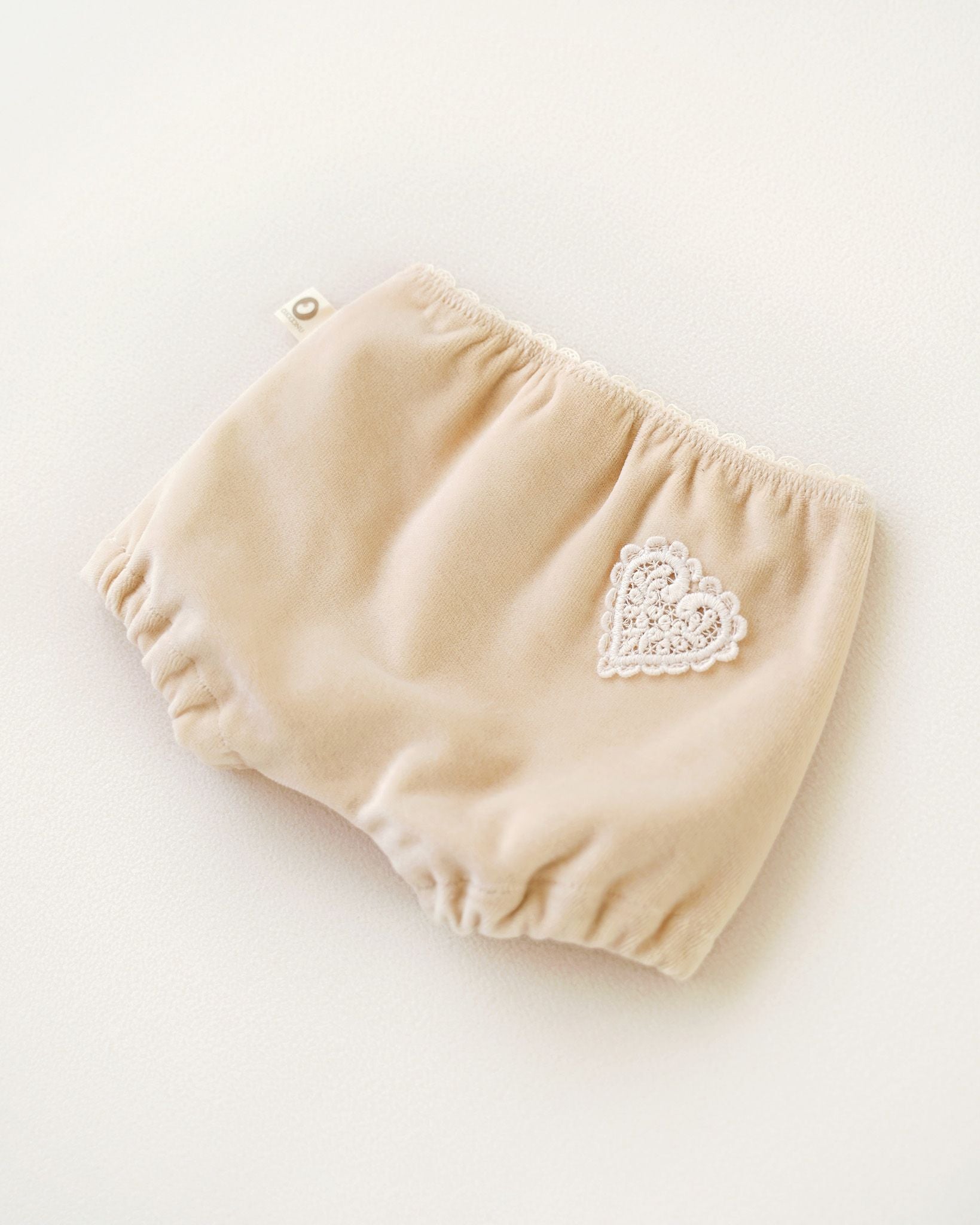 CUCOONU Samthöschen für Baby in Beige mit Herzapplikation am Po, Rückenansicht