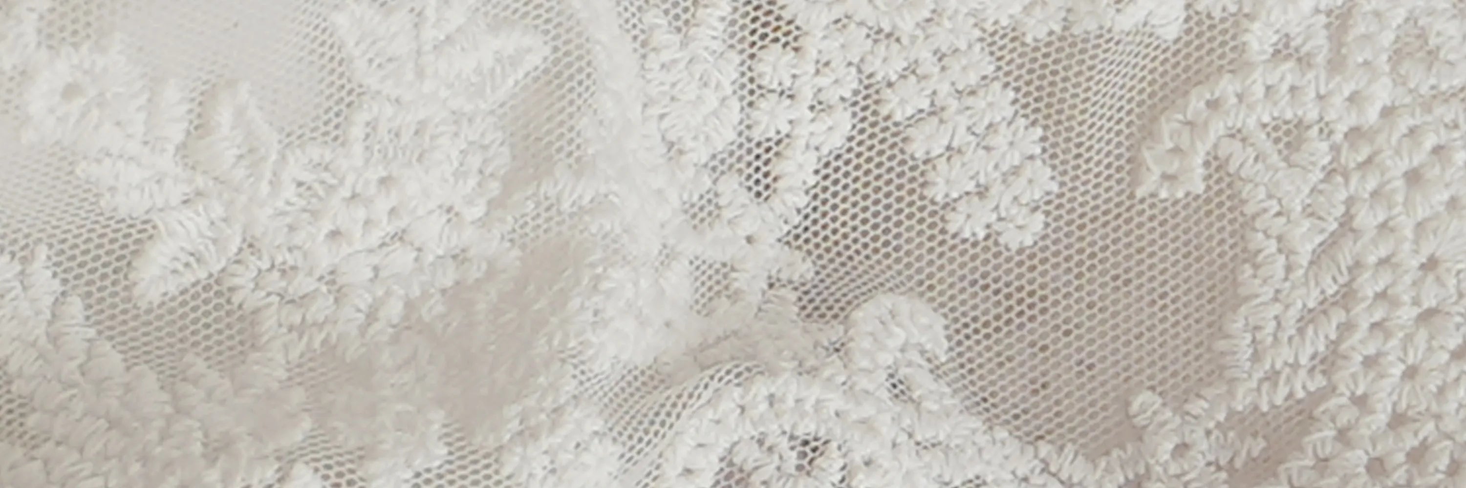 Zarte Baumwollstickerei-Spitze in Offwhite für Taufkleid.