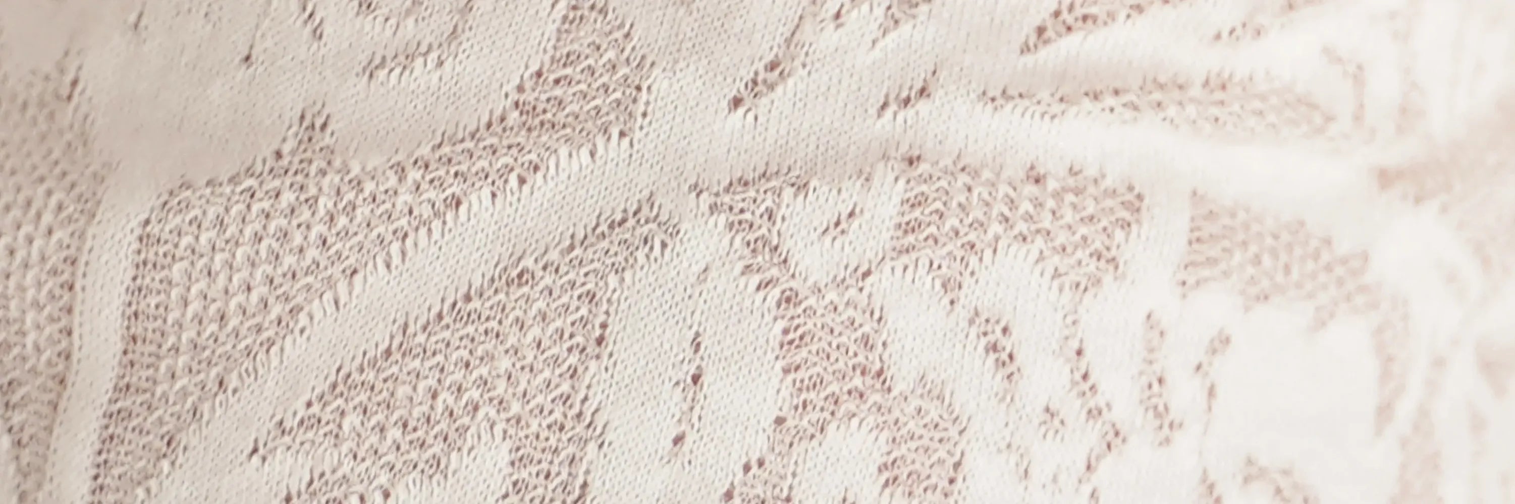 Feiner Jersey-Jacquard mit zartem Blumenmuster, ideal für festliche Babymode