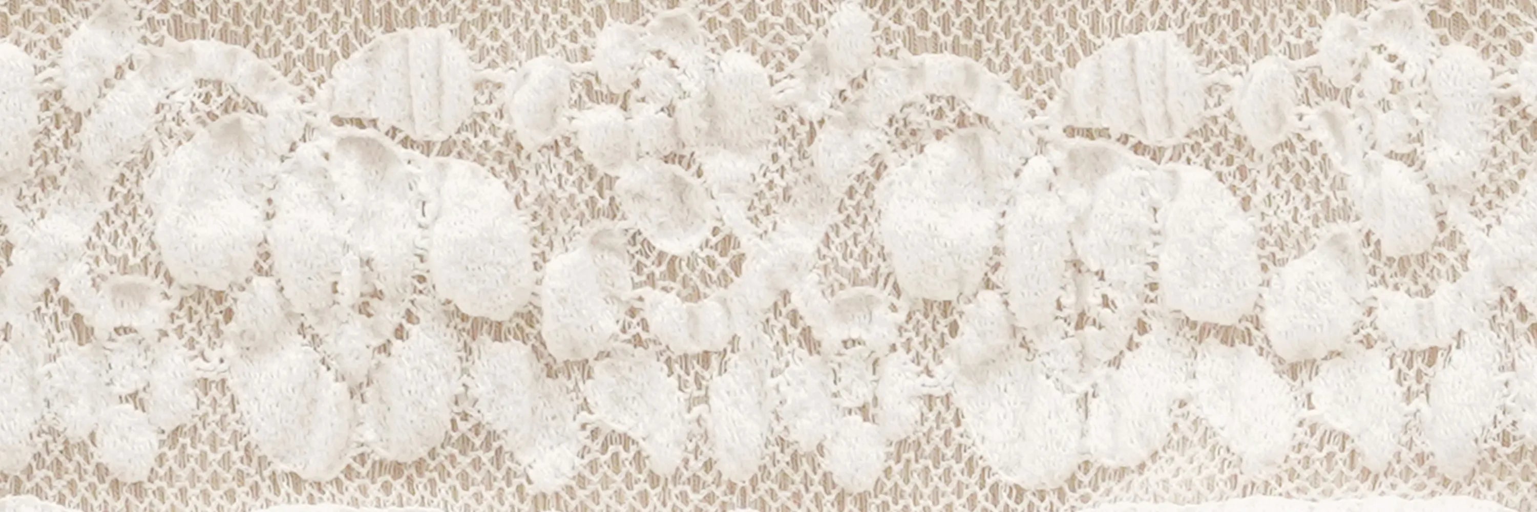 Zarte elastische Rüschen-Spitze, Detail eines festlichen Babybodys.