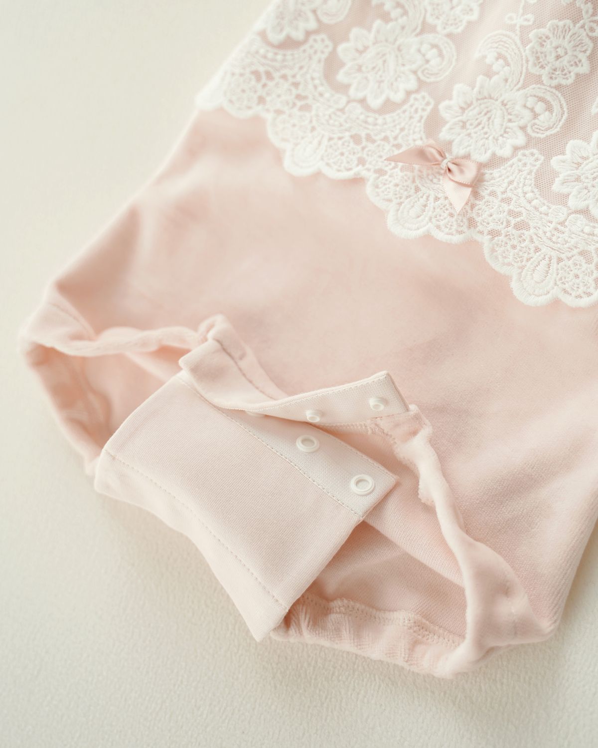 Detailaufnahme der Bodyverlängerung am CUCOONU Babybody ‚Pretty Sweety‘ in Rosa
