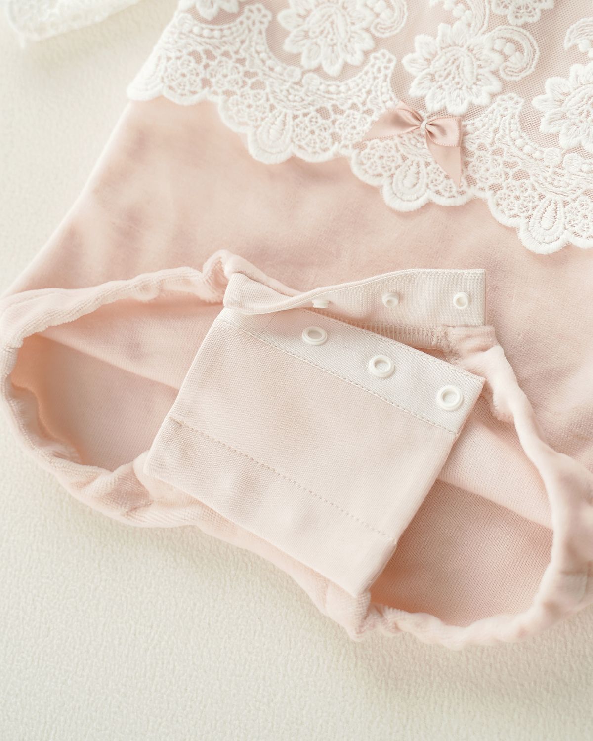 Detailaufnahme der Bodyverlängerung am CUCOONU Babybody ‚Pretty Sweety‘ in Rosa