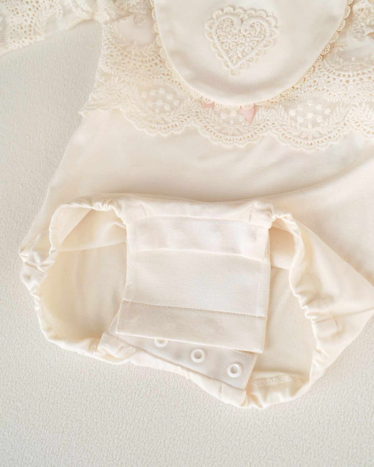 CUCOONU Bodyverlängerung im Detail am festlichen Babybody ‚Vanilla Dream‘