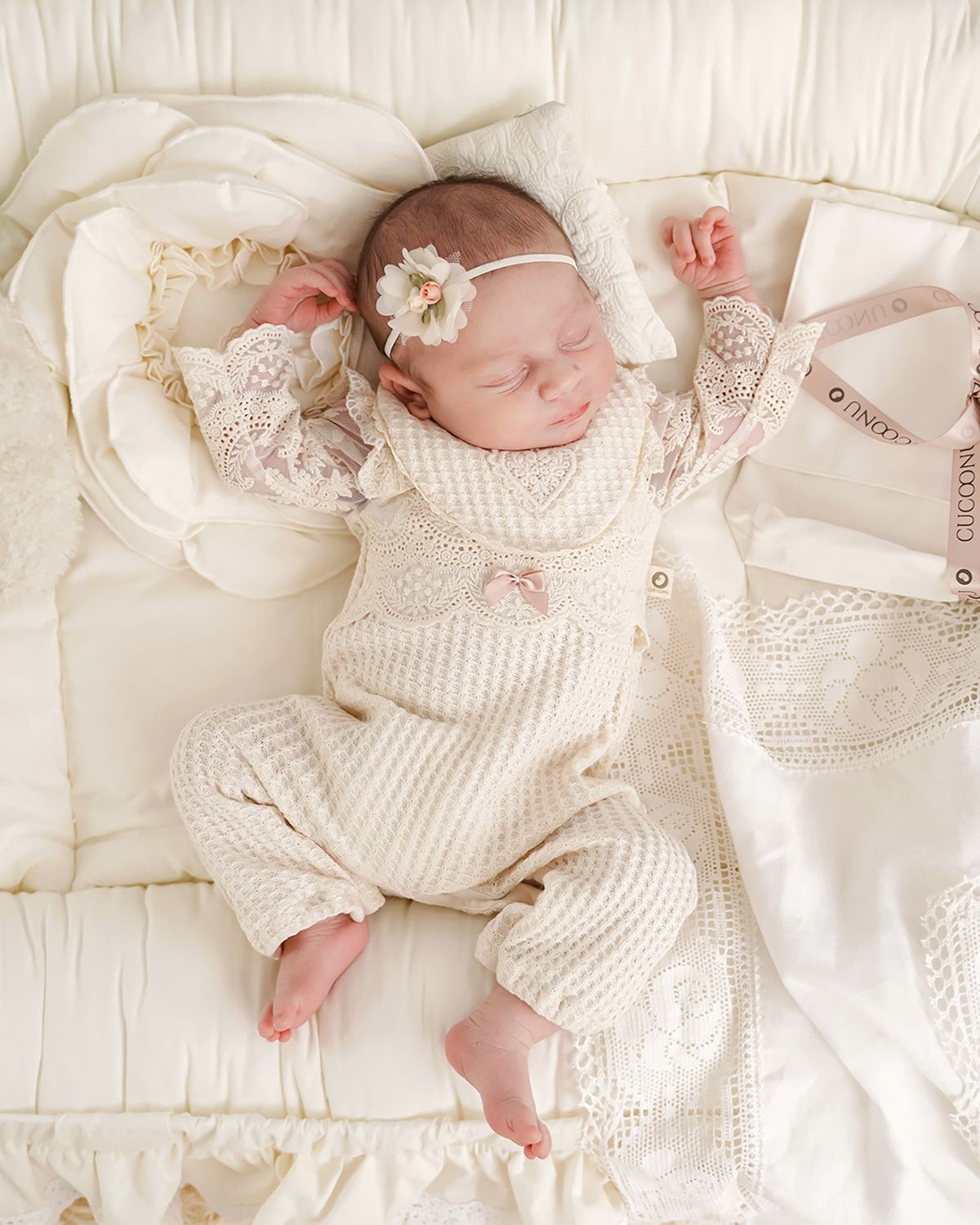 Baby Mädchen in festlichem CUCOONU Strampler in Creme, kombiniert mit Spitze