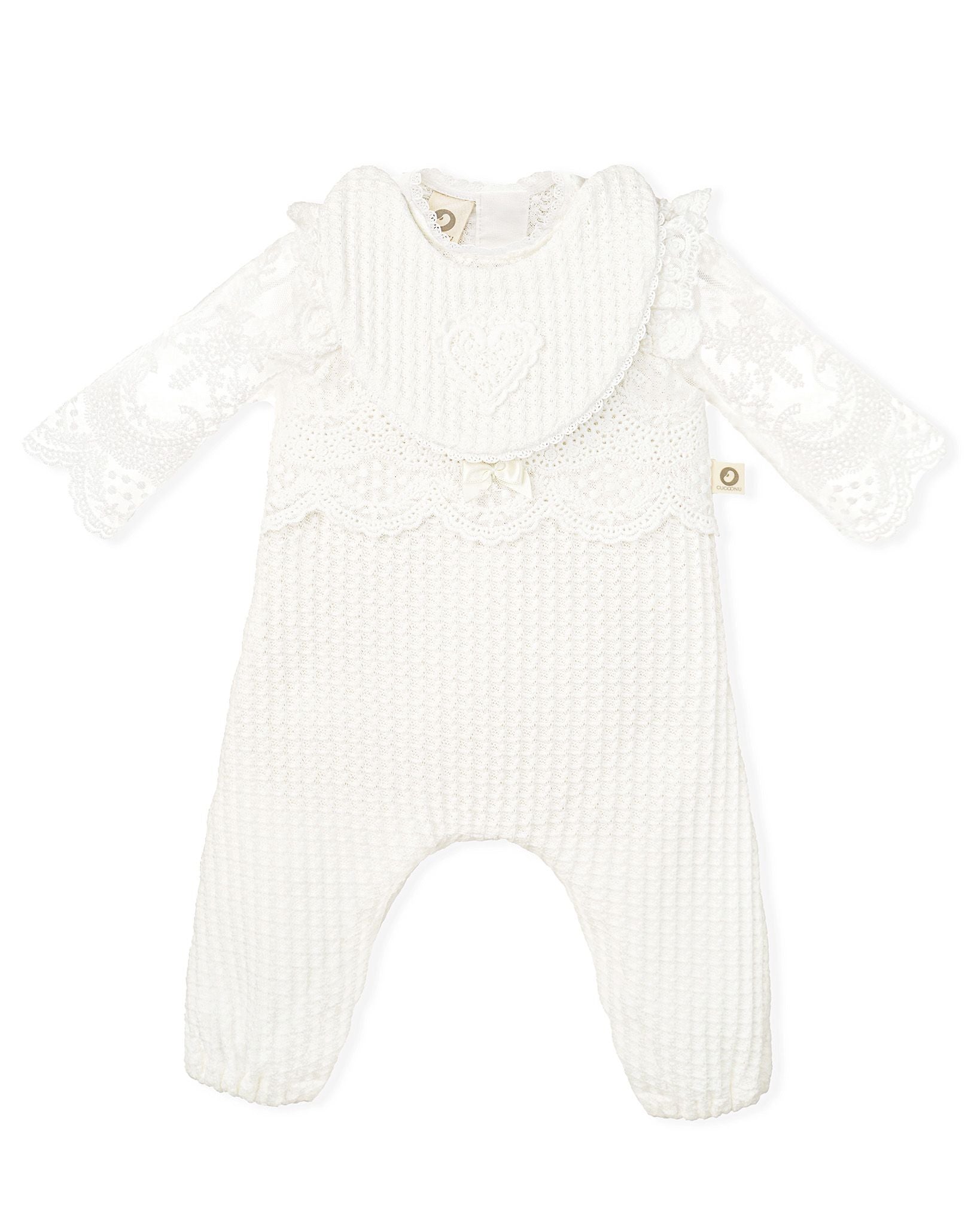 Festlicher CUCOONU Strampler in Offwhite mit passendem Lätzchen, kombiniert mit Spitze