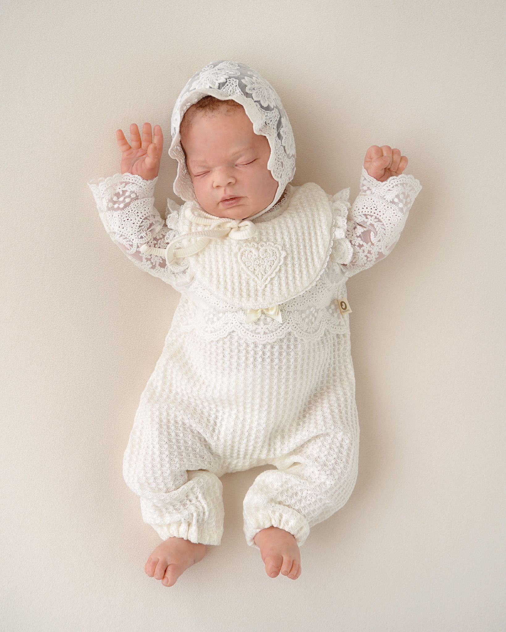 Baby Mädchen in festlichem CUCOONU Strampler in Offwhite, kombiniert mit Spitze