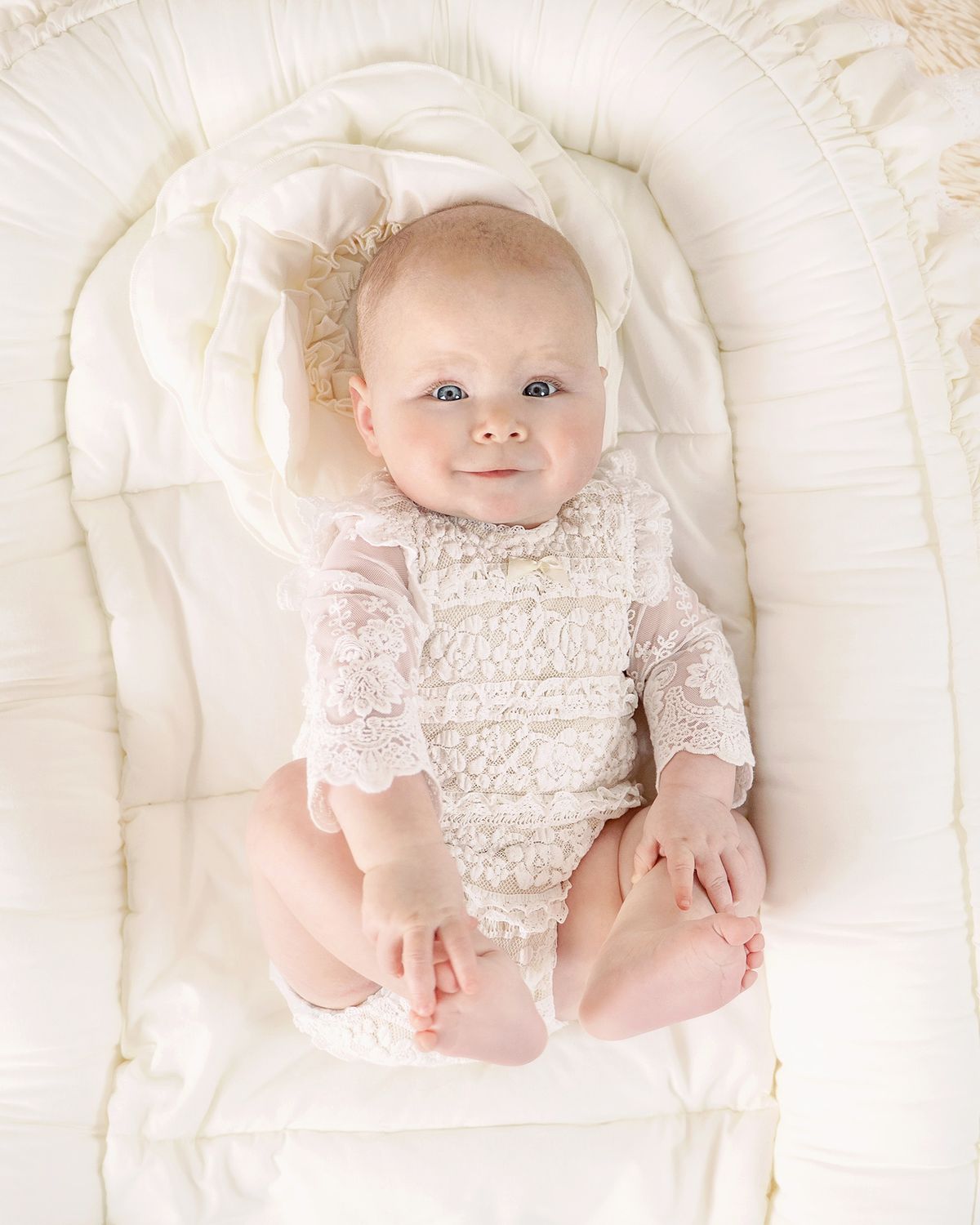Baby in festlichem CUCOONU Babybody aus Spitze in Offwhite