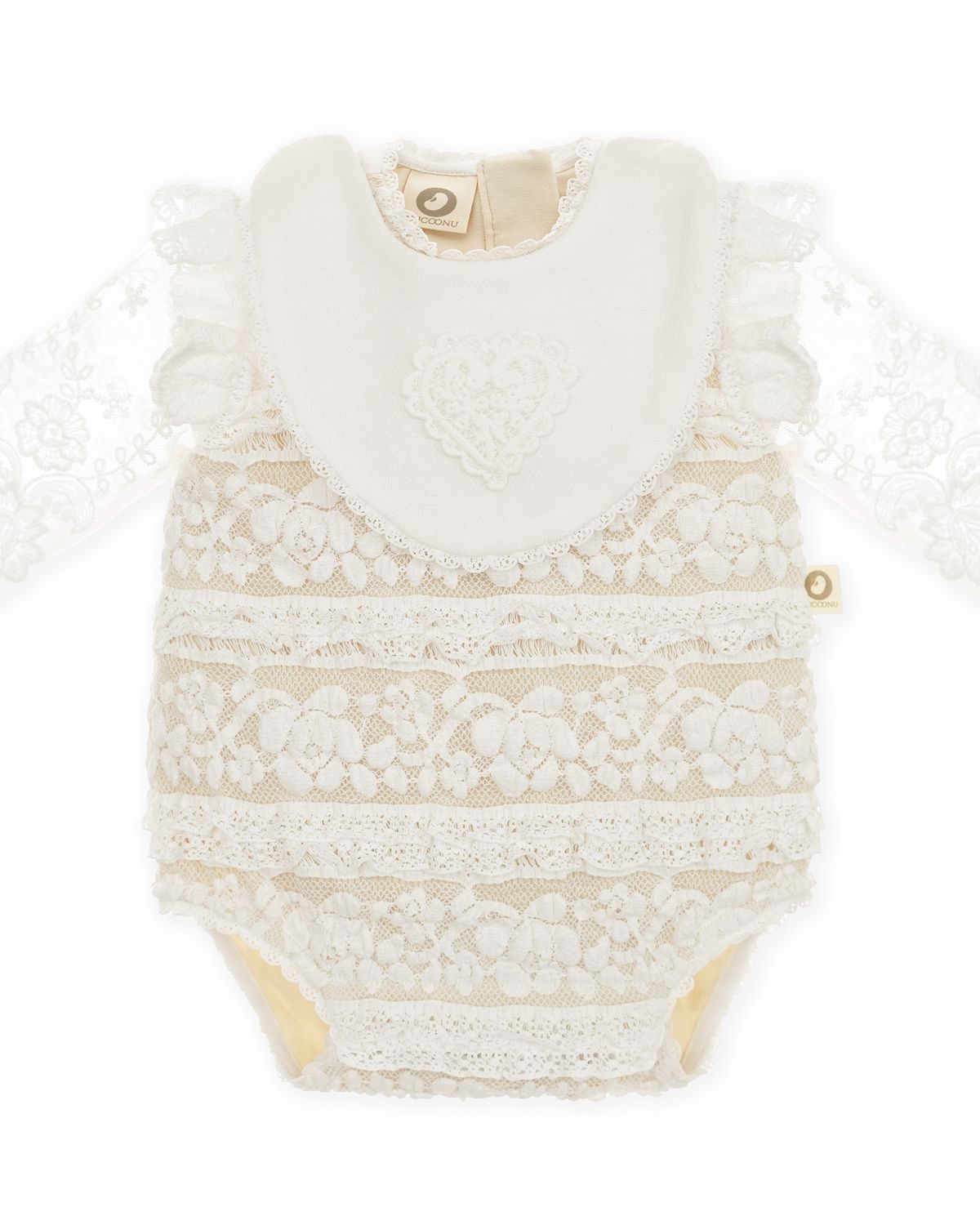Festlicher CUCOONU Babybody aus Spitze mit passendem Lätzchen mit Herzapplikation
