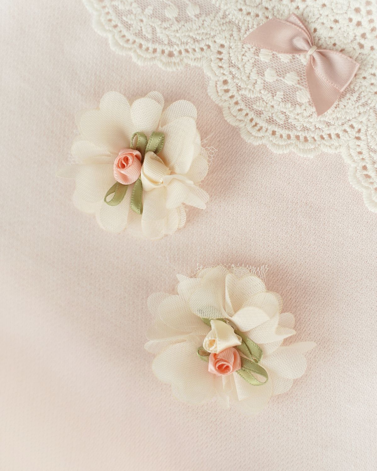 Schulterschmuck mit feiner Chiffonblüte in Creme für festlichen CUCOONU 