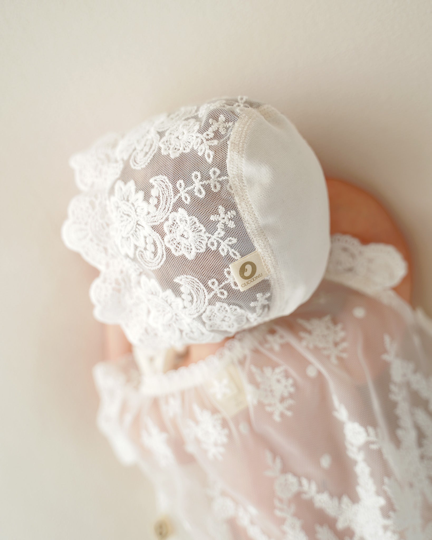 Festliche Babymütze aus Spitze, Rückenansicht