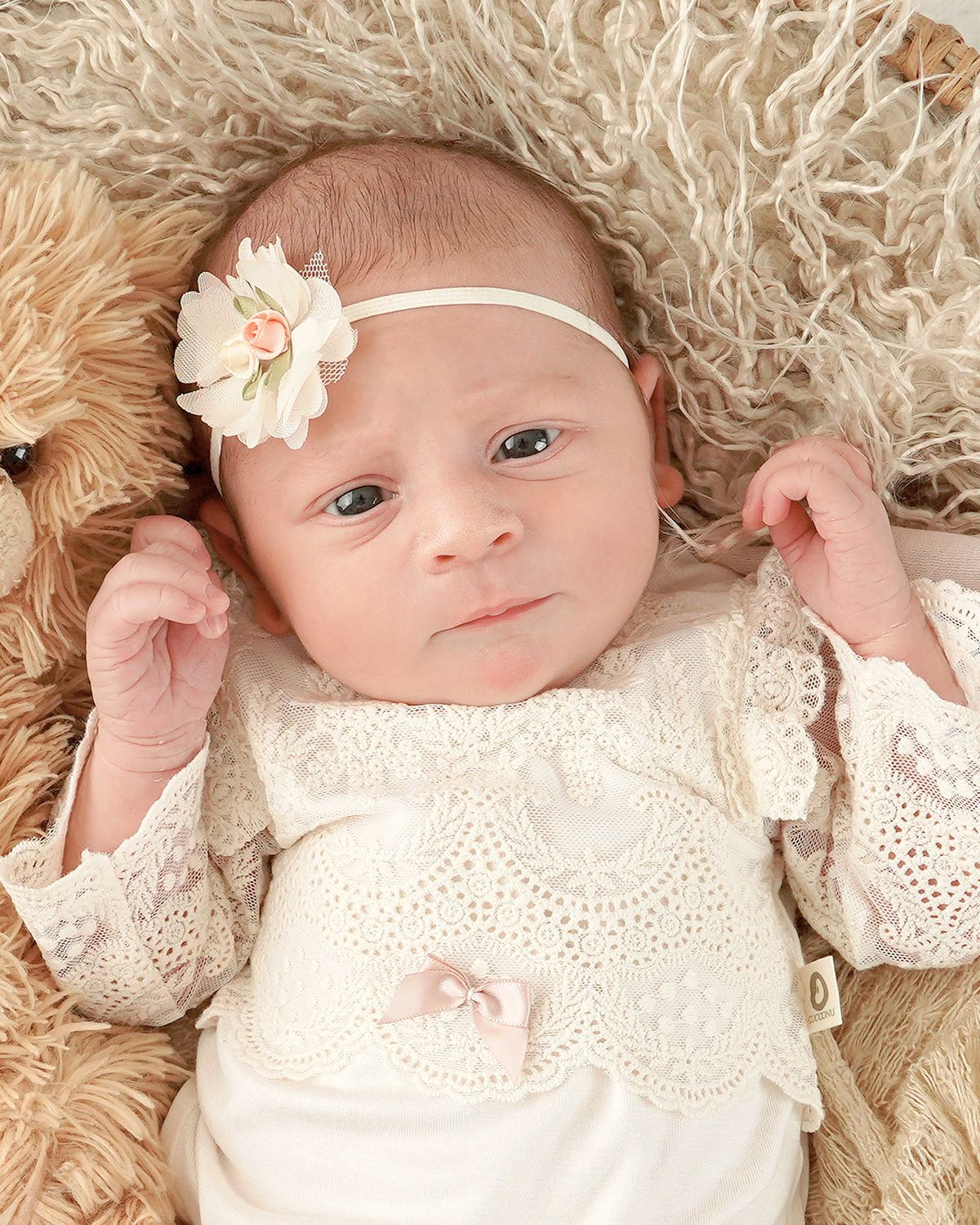 Baby in festlichem Babybody trägt Haarband aus Chiffon von CUCOONU