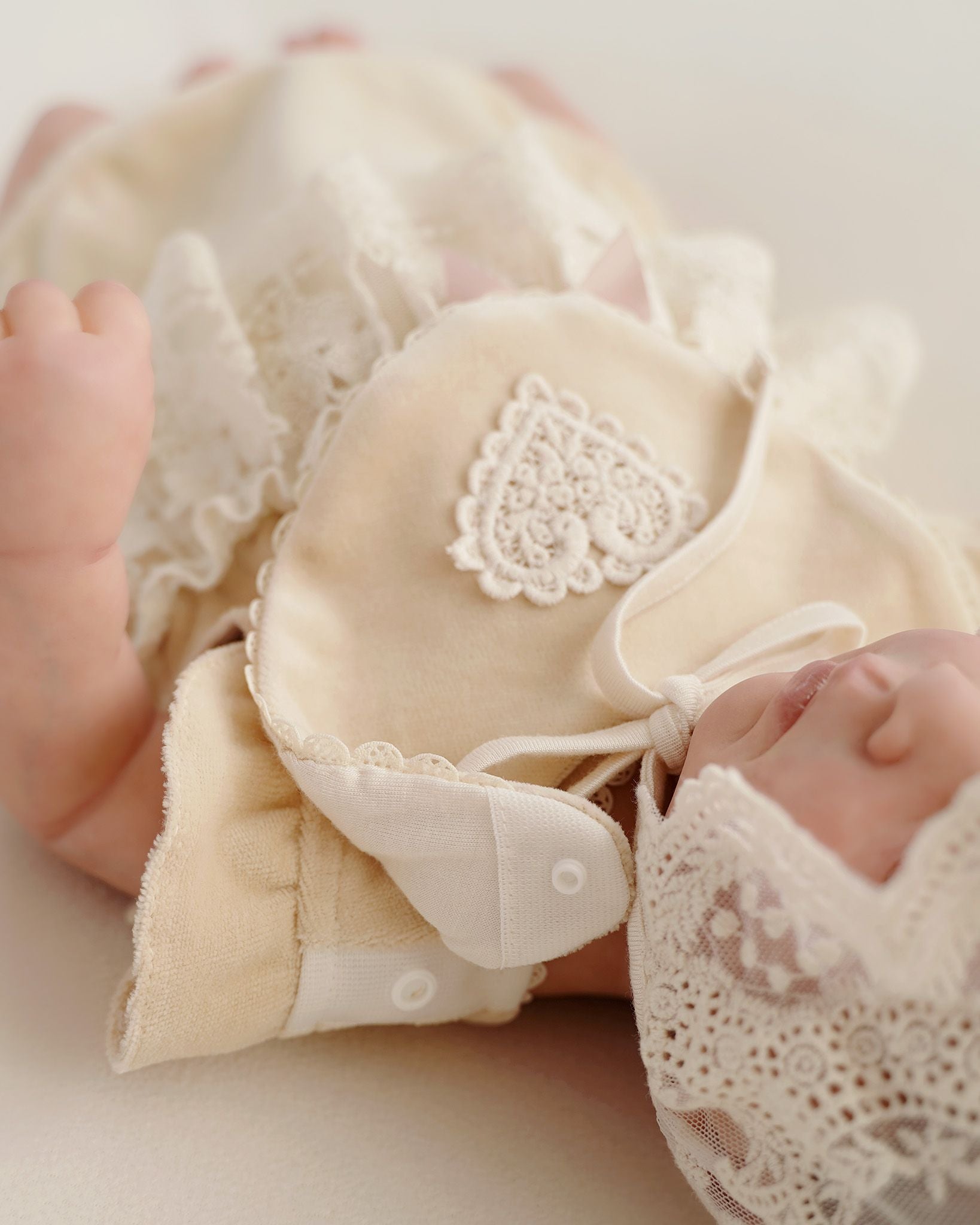 CUCOONU Lätzchen wird per Druckknöpfen am Babybody befestigt, Detailaufnahme