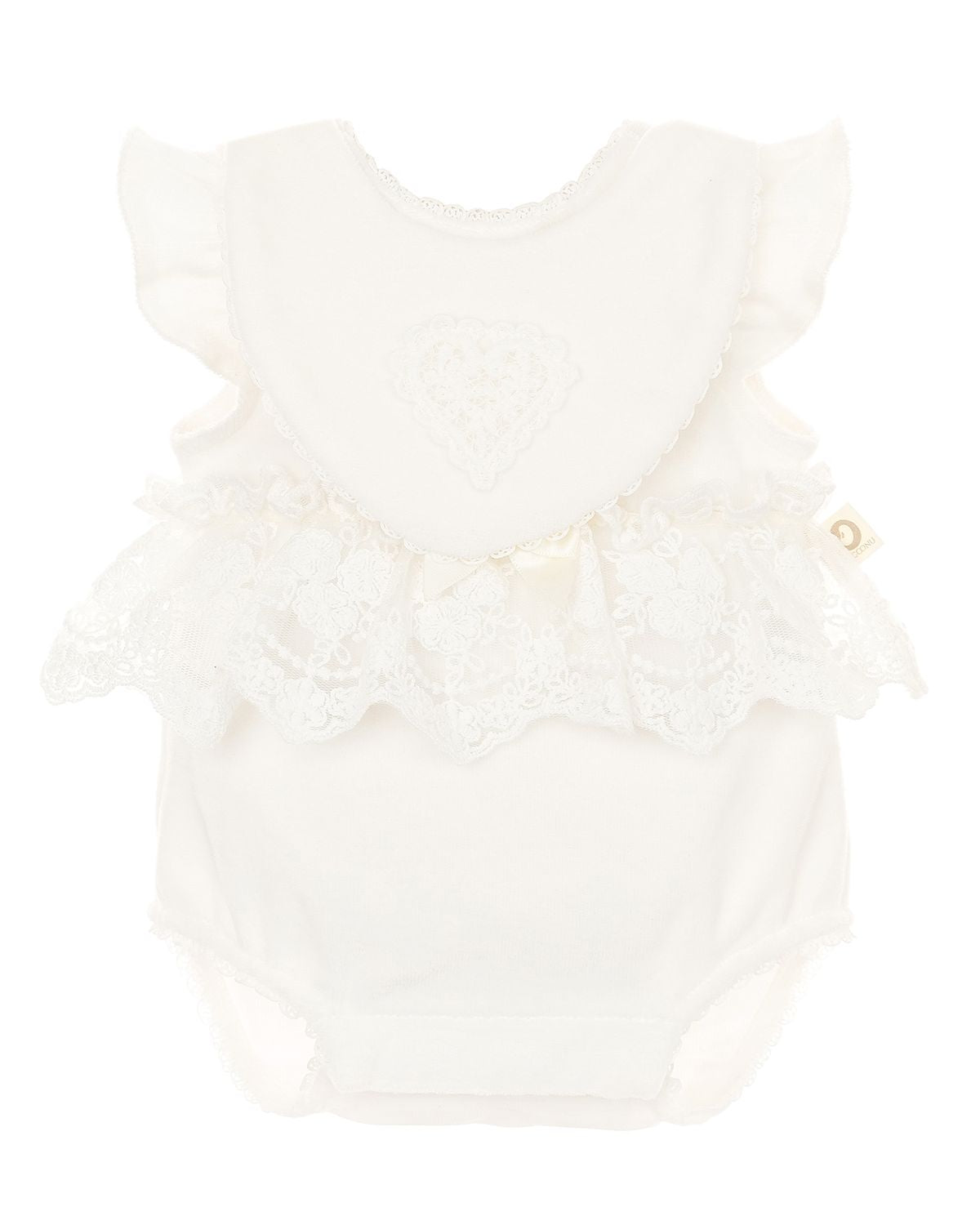 Festlicher CUCOONU Babybody aus Samt in Offwhite mit kleinen Flügelärmeln, Rüschenborte an der Brust und Lätzchen mit Herzapplikation, Vorderansicht